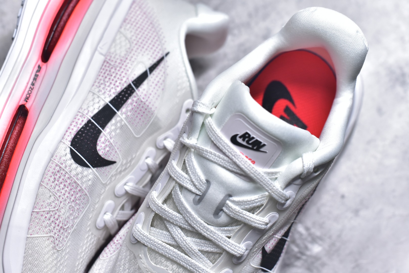 图片[9]-#NIKE VOMERO PREMIUM 全掌气垫缓震网面运动跑鞋 纯原生产线出品 市场目前最优品质 完美还原zp脚感 正确前后分离式两片纤维柱气垫 上下包裹超软弹泡棉 正确组合大底 区别市场通货 版型完美 鞋面材料同步原版1：1 全部原版开发校对 欢迎对比💪🏻 Nike 运用 Air技术专利，推出 Nike Pegasus Premium，沿用经典 Pegasus 系列产品深受跑者喜爱的缓震功能，并配置 Nike 首款可见式塑形 Air Zoom 气垫。 全掌可见的AirZoom首次在Pegasus系列中出现，模仿了Vaporfly的碳板曲线，增强了跑步时的流畅过渡。 货号：HQ2050 103 尺码：36-46-选品中心