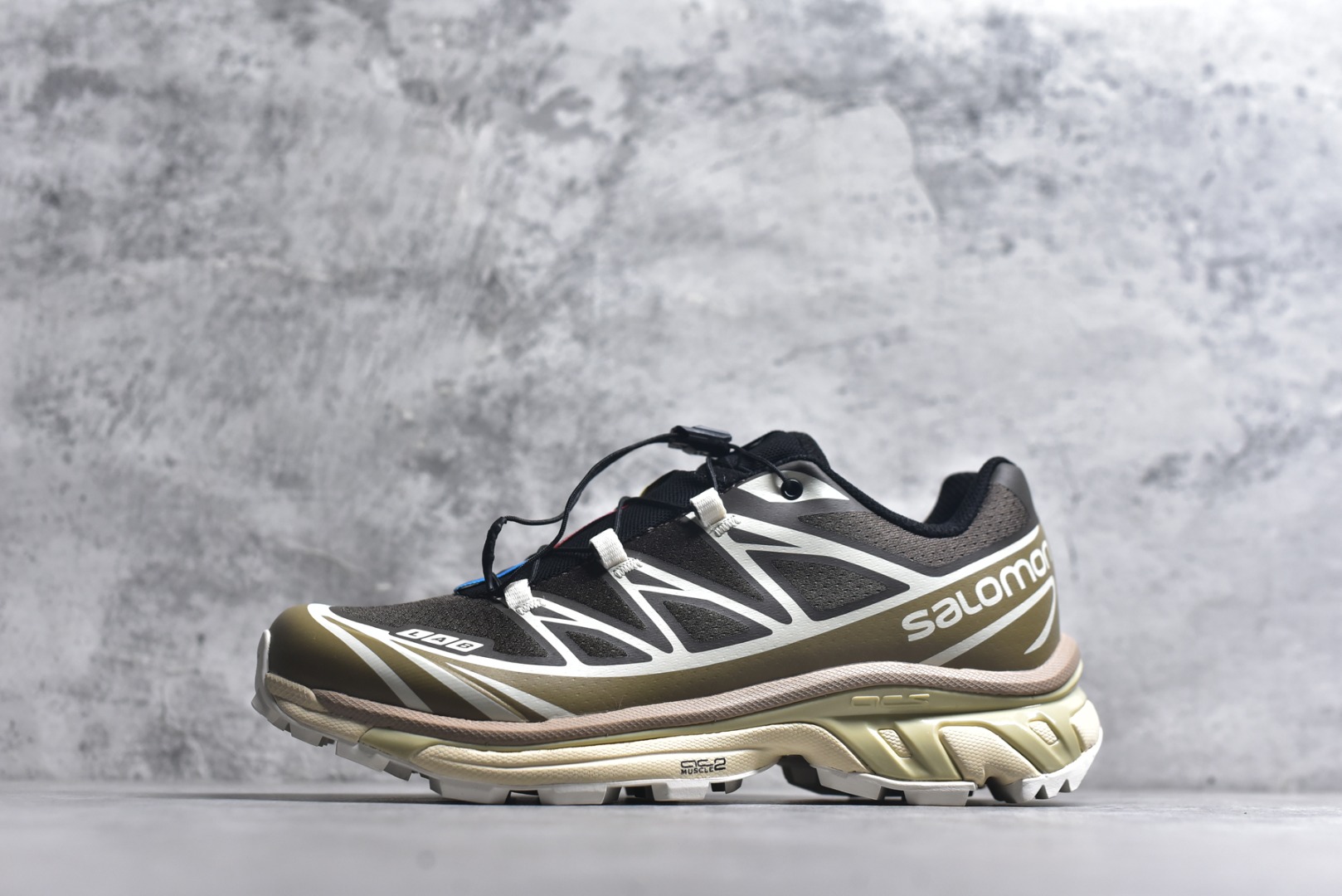 #Salomon XT-6 Expanse 一代 萨洛蒙复古潮流户外机能登山跑鞋 火星棕473058 纯原外贸平台特供订单 耗时半年巨作 全套原纸板楦头开发 原厂特供网布配套加持 确保原汁原味 完美呈现版型 原档数据独家私模五层组合大底 原装Ortholite轻量化鞋垫 中底布带钢印编号 原厂TPU锁扣 进口港宝加持 后跟自然饱满 还原公司包裹性 鞋面以“锯齿”状的包裹系统呈现 在基色底之下加入了各种色点缀 将公司的最新技术和时尚前卫的造型融入耐用的长跑款式中 鞋面由 TPU 薄膜制成 并焊接在高耐磨网眼上 使其既时尚又坚固 由 ACS底盘支撑 可增强稳定性和支撑力 以及由橡胶凸耳 Contragrip外底覆盖的 EVA 缓冲中底 旨在应对崎岖的地形 鞋舌上的彩色Salomon 标签、Quicklace 系统以及鞋头、鞋舌和鞋跟上的附加品牌使细节更加完美 让穿着者可以轻松驾驭户外与通勤下的任何运动生活场景 无缝鞋身户外随意纵横 颜值与脚感兼备 出街通勤 绝对非常吸睛 你值得拥有 尺码：36 36.5 37.5 38 38.5 39 40 40.5 41 42 42.5 43 44 44.5 45-选品中心