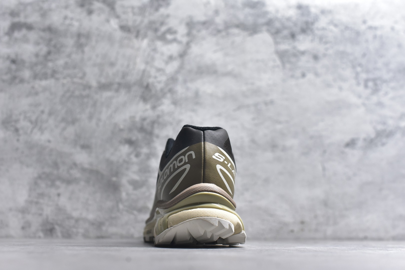 图片[5]-#Salomon XT-6 Expanse 一代 萨洛蒙复古潮流户外机能登山跑鞋 火星棕473058 纯原外贸平台特供订单 耗时半年巨作 全套原纸板楦头开发 原厂特供网布配套加持 确保原汁原味 完美呈现版型 原档数据独家私模五层组合大底 原装Ortholite轻量化鞋垫 中底布带钢印编号 原厂TPU锁扣 进口港宝加持 后跟自然饱满 还原公司包裹性 鞋面以“锯齿”状的包裹系统呈现 在基色底之下加入了各种色点缀 将公司的最新技术和时尚前卫的造型融入耐用的长跑款式中 鞋面由 TPU 薄膜制成 并焊接在高耐磨网眼上 使其既时尚又坚固 由 ACS底盘支撑 可增强稳定性和支撑力 以及由橡胶凸耳 Contragrip外底覆盖的 EVA 缓冲中底 旨在应对崎岖的地形 鞋舌上的彩色Salomon 标签、Quicklace 系统以及鞋头、鞋舌和鞋跟上的附加品牌使细节更加完美 让穿着者可以轻松驾驭户外与通勤下的任何运动生活场景 无缝鞋身户外随意纵横 颜值与脚感兼备 出街通勤 绝对非常吸睛 你值得拥有 尺码：36 36.5 37.5 38 38.5 39 40 40.5 41 42 42.5 43 44 44.5 45-选品中心