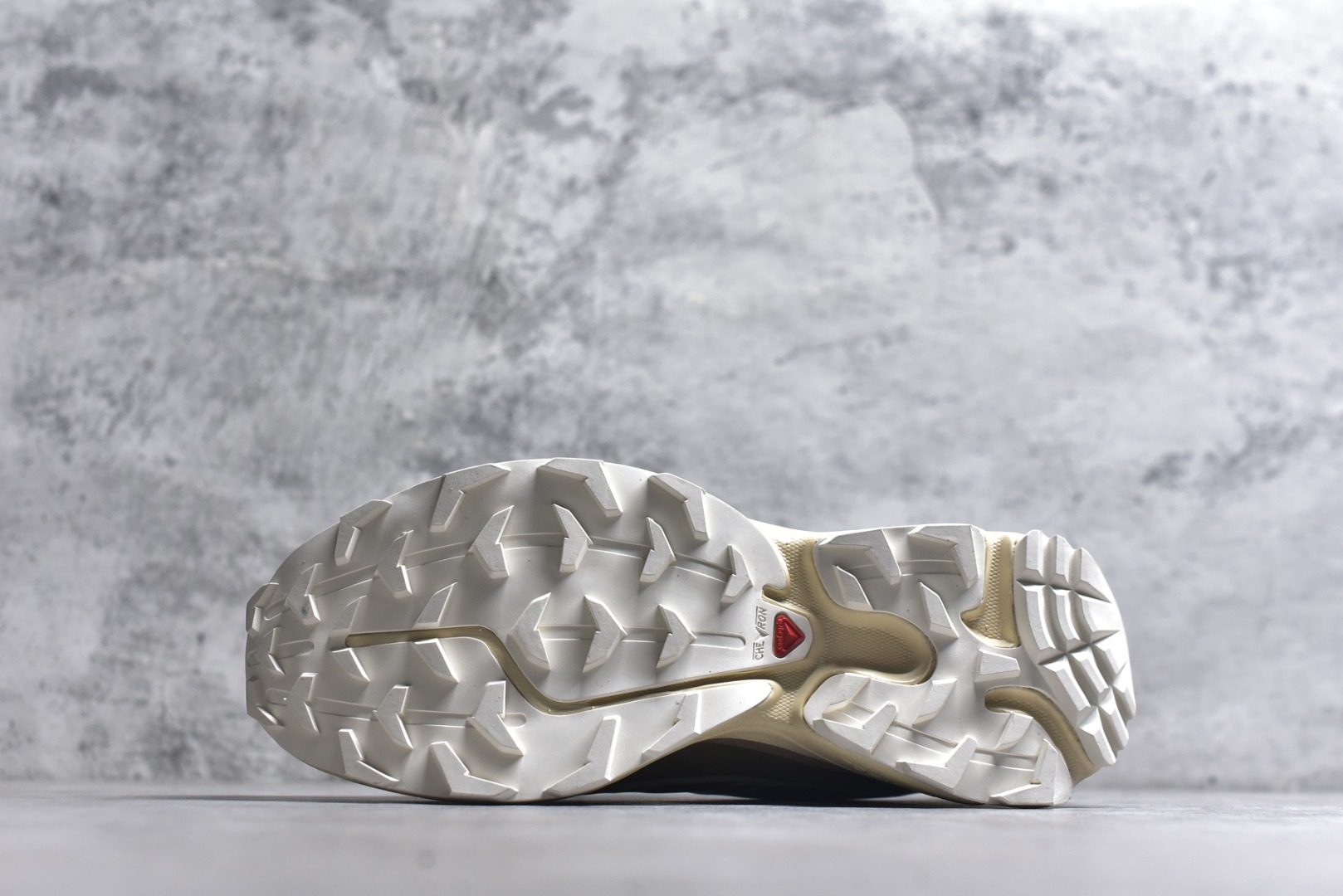 图片[6]-#Salomon XT-6 Expanse 一代 萨洛蒙复古潮流户外机能登山跑鞋 火星棕473058 纯原外贸平台特供订单 耗时半年巨作 全套原纸板楦头开发 原厂特供网布配套加持 确保原汁原味 完美呈现版型 原档数据独家私模五层组合大底 原装Ortholite轻量化鞋垫 中底布带钢印编号 原厂TPU锁扣 进口港宝加持 后跟自然饱满 还原公司包裹性 鞋面以“锯齿”状的包裹系统呈现 在基色底之下加入了各种色点缀 将公司的最新技术和时尚前卫的造型融入耐用的长跑款式中 鞋面由 TPU 薄膜制成 并焊接在高耐磨网眼上 使其既时尚又坚固 由 ACS底盘支撑 可增强稳定性和支撑力 以及由橡胶凸耳 Contragrip外底覆盖的 EVA 缓冲中底 旨在应对崎岖的地形 鞋舌上的彩色Salomon 标签、Quicklace 系统以及鞋头、鞋舌和鞋跟上的附加品牌使细节更加完美 让穿着者可以轻松驾驭户外与通勤下的任何运动生活场景 无缝鞋身户外随意纵横 颜值与脚感兼备 出街通勤 绝对非常吸睛 你值得拥有 尺码：36 36.5 37.5 38 38.5 39 40 40.5 41 42 42.5 43 44 44.5 45-选品中心