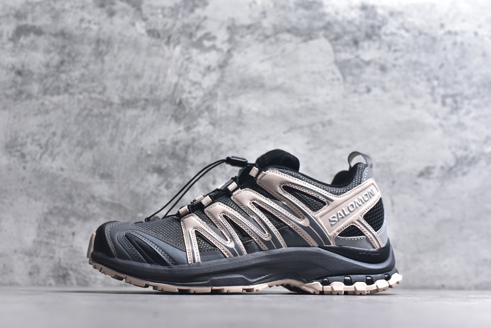 #SALOMON XA Pro 3D ADV 萨洛蒙潮流越野机能户外功能鞋 黑粉 491841 全新版本出货 性价比拉满 品质 细节 材料都是肉眼可以见！ 售前售后也是其它工厂无法匹敌！ 纯原外贸平台特供订单 耗时半年巨作 全套原纸板楦头开发 原厂特供网布配套加持 确保原汁原味 完美呈现版型 原档数据独家私模五层组合大底 男女鞋同步官方 原装Ortholite轻量化鞋垫 中底布带钢印编号 原厂TPU锁扣 进口港宝加持 后跟自然饱满 还原公司包裹性 鞋面采用SENSIFT贴合技术 全方位贴合包裹脚型 鞋跟部鞋底牵引设计 提供强大的抓地性能 更适应野外崎岖不平的道路 其3D ADVANCED CHASSIS底盘 材料轻量大化 钉齿设计更具稳定性 防护性 鞋底易磨损区运用CONTAGRIP高耐磨材料 应对城市硬质路面长距离跑考验 尺码：36 36.5 37.5 38 38.5 39 40 40.5 41 42 42.5 43 44 44.5 45-选品中心