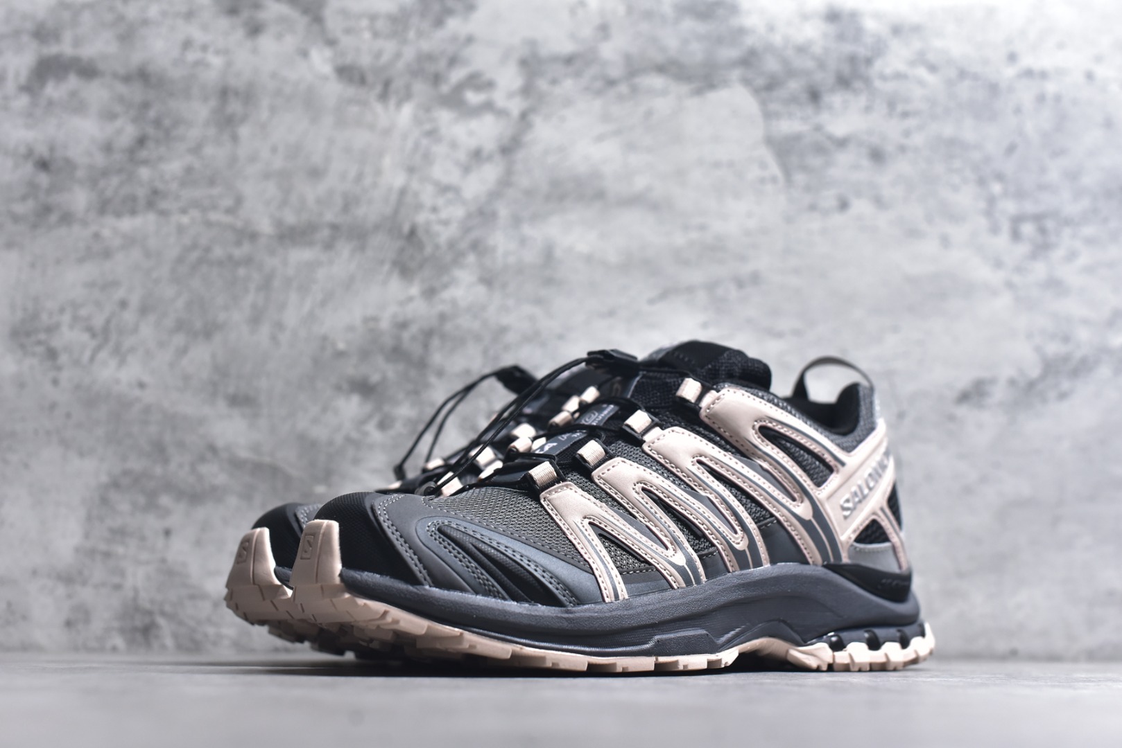 图片[2]-#SALOMON XA Pro 3D ADV 萨洛蒙潮流越野机能户外功能鞋 黑粉 491841 全新版本出货 性价比拉满 品质 细节 材料都是肉眼可以见！ 售前售后也是其它工厂无法匹敌！ 纯原外贸平台特供订单 耗时半年巨作 全套原纸板楦头开发 原厂特供网布配套加持 确保原汁原味 完美呈现版型 原档数据独家私模五层组合大底 男女鞋同步官方 原装Ortholite轻量化鞋垫 中底布带钢印编号 原厂TPU锁扣 进口港宝加持 后跟自然饱满 还原公司包裹性 鞋面采用SENSIFT贴合技术 全方位贴合包裹脚型 鞋跟部鞋底牵引设计 提供强大的抓地性能 更适应野外崎岖不平的道路 其3D ADVANCED CHASSIS底盘 材料轻量大化 钉齿设计更具稳定性 防护性 鞋底易磨损区运用CONTAGRIP高耐磨材料 应对城市硬质路面长距离跑考验 尺码：36 36.5 37.5 38 38.5 39 40 40.5 41 42 42.5 43 44 44.5 45-选品中心