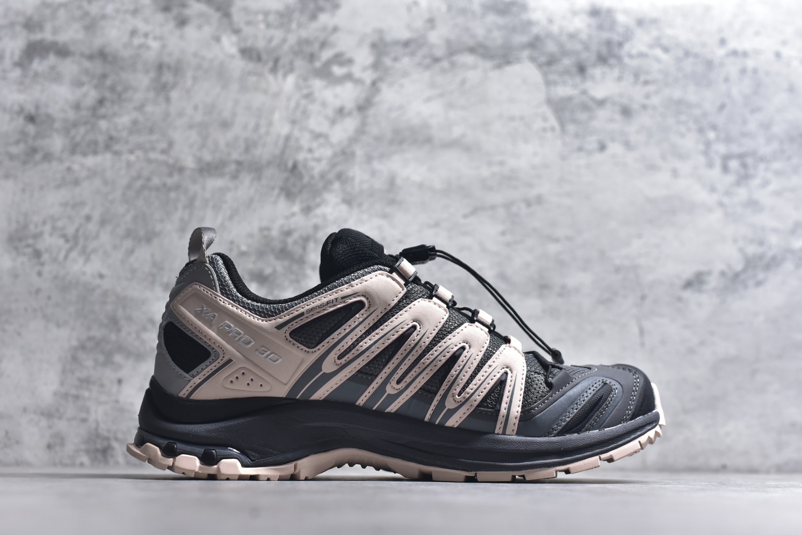 图片[3]-#SALOMON XA Pro 3D ADV 萨洛蒙潮流越野机能户外功能鞋 黑粉 491841 全新版本出货 性价比拉满 品质 细节 材料都是肉眼可以见！ 售前售后也是其它工厂无法匹敌！ 纯原外贸平台特供订单 耗时半年巨作 全套原纸板楦头开发 原厂特供网布配套加持 确保原汁原味 完美呈现版型 原档数据独家私模五层组合大底 男女鞋同步官方 原装Ortholite轻量化鞋垫 中底布带钢印编号 原厂TPU锁扣 进口港宝加持 后跟自然饱满 还原公司包裹性 鞋面采用SENSIFT贴合技术 全方位贴合包裹脚型 鞋跟部鞋底牵引设计 提供强大的抓地性能 更适应野外崎岖不平的道路 其3D ADVANCED CHASSIS底盘 材料轻量大化 钉齿设计更具稳定性 防护性 鞋底易磨损区运用CONTAGRIP高耐磨材料 应对城市硬质路面长距离跑考验 尺码：36 36.5 37.5 38 38.5 39 40 40.5 41 42 42.5 43 44 44.5 45-选品中心