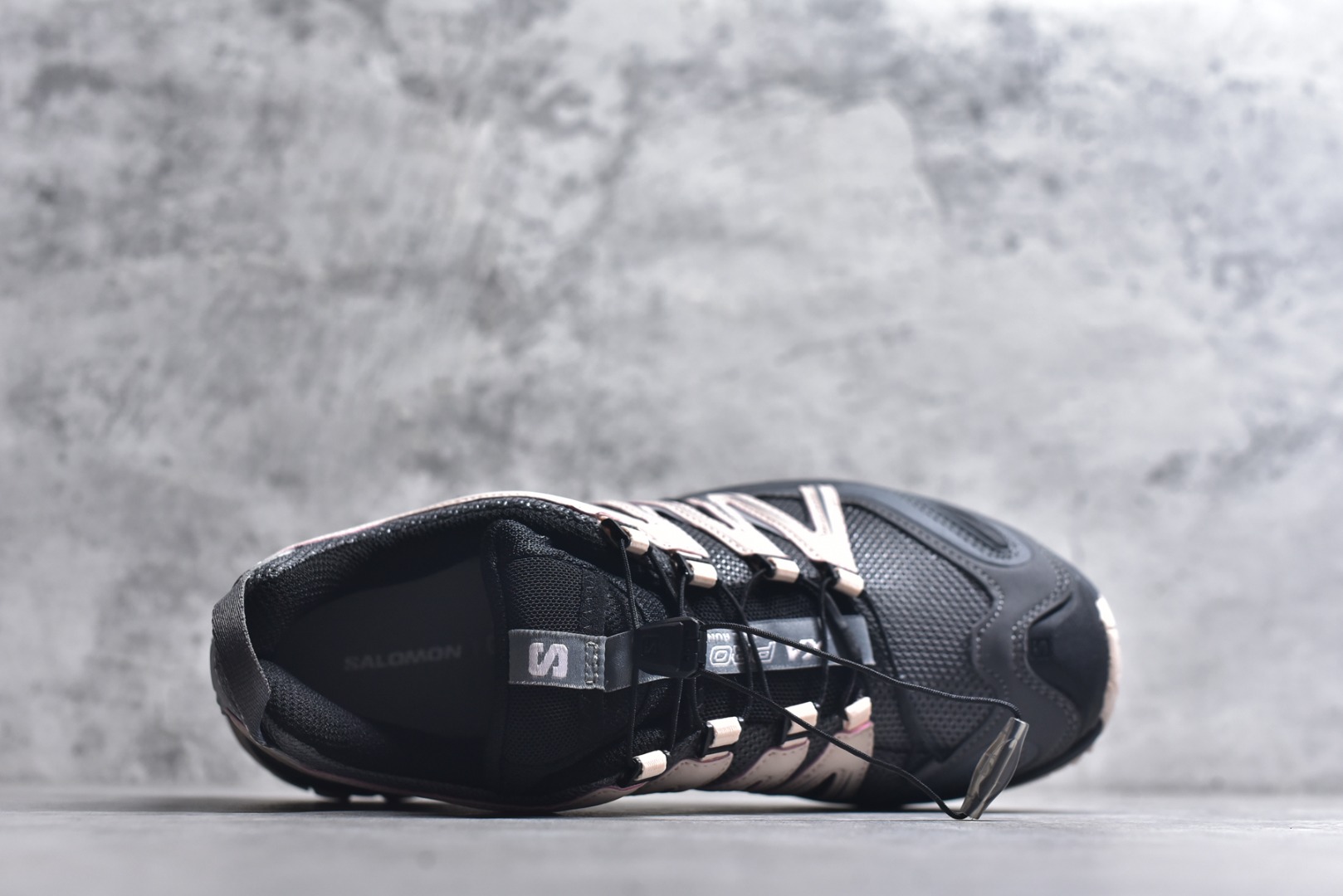 图片[4]-#SALOMON XA Pro 3D ADV 萨洛蒙潮流越野机能户外功能鞋 黑粉 491841 全新版本出货 性价比拉满 品质 细节 材料都是肉眼可以见！ 售前售后也是其它工厂无法匹敌！ 纯原外贸平台特供订单 耗时半年巨作 全套原纸板楦头开发 原厂特供网布配套加持 确保原汁原味 完美呈现版型 原档数据独家私模五层组合大底 男女鞋同步官方 原装Ortholite轻量化鞋垫 中底布带钢印编号 原厂TPU锁扣 进口港宝加持 后跟自然饱满 还原公司包裹性 鞋面采用SENSIFT贴合技术 全方位贴合包裹脚型 鞋跟部鞋底牵引设计 提供强大的抓地性能 更适应野外崎岖不平的道路 其3D ADVANCED CHASSIS底盘 材料轻量大化 钉齿设计更具稳定性 防护性 鞋底易磨损区运用CONTAGRIP高耐磨材料 应对城市硬质路面长距离跑考验 尺码：36 36.5 37.5 38 38.5 39 40 40.5 41 42 42.5 43 44 44.5 45-选品中心