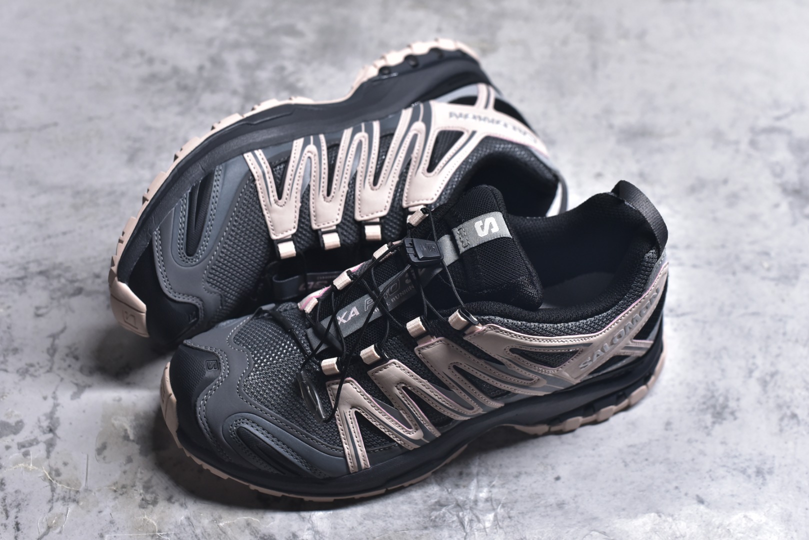 图片[7]-#SALOMON XA Pro 3D ADV 萨洛蒙潮流越野机能户外功能鞋 黑粉 491841 全新版本出货 性价比拉满 品质 细节 材料都是肉眼可以见！ 售前售后也是其它工厂无法匹敌！ 纯原外贸平台特供订单 耗时半年巨作 全套原纸板楦头开发 原厂特供网布配套加持 确保原汁原味 完美呈现版型 原档数据独家私模五层组合大底 男女鞋同步官方 原装Ortholite轻量化鞋垫 中底布带钢印编号 原厂TPU锁扣 进口港宝加持 后跟自然饱满 还原公司包裹性 鞋面采用SENSIFT贴合技术 全方位贴合包裹脚型 鞋跟部鞋底牵引设计 提供强大的抓地性能 更适应野外崎岖不平的道路 其3D ADVANCED CHASSIS底盘 材料轻量大化 钉齿设计更具稳定性 防护性 鞋底易磨损区运用CONTAGRIP高耐磨材料 应对城市硬质路面长距离跑考验 尺码：36 36.5 37.5 38 38.5 39 40 40.5 41 42 42.5 43 44 44.5 45-选品中心