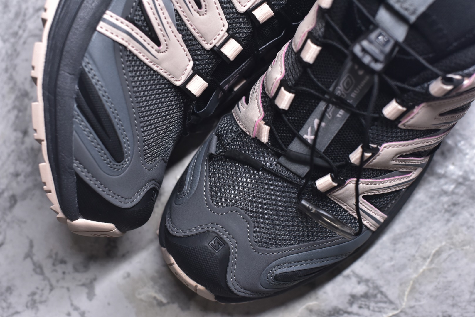 图片[8]-#SALOMON XA Pro 3D ADV 萨洛蒙潮流越野机能户外功能鞋 黑粉 491841 全新版本出货 性价比拉满 品质 细节 材料都是肉眼可以见！ 售前售后也是其它工厂无法匹敌！ 纯原外贸平台特供订单 耗时半年巨作 全套原纸板楦头开发 原厂特供网布配套加持 确保原汁原味 完美呈现版型 原档数据独家私模五层组合大底 男女鞋同步官方 原装Ortholite轻量化鞋垫 中底布带钢印编号 原厂TPU锁扣 进口港宝加持 后跟自然饱满 还原公司包裹性 鞋面采用SENSIFT贴合技术 全方位贴合包裹脚型 鞋跟部鞋底牵引设计 提供强大的抓地性能 更适应野外崎岖不平的道路 其3D ADVANCED CHASSIS底盘 材料轻量大化 钉齿设计更具稳定性 防护性 鞋底易磨损区运用CONTAGRIP高耐磨材料 应对城市硬质路面长距离跑考验 尺码：36 36.5 37.5 38 38.5 39 40 40.5 41 42 42.5 43 44 44.5 45-选品中心