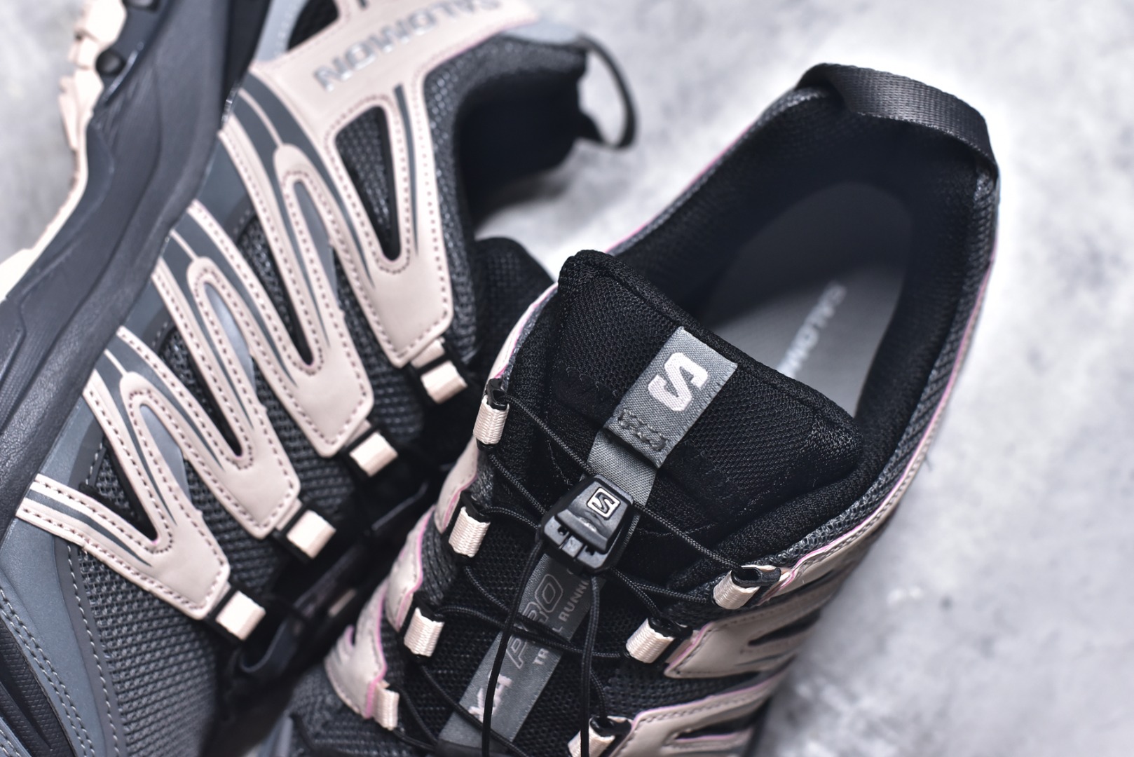 图片[9]-#SALOMON XA Pro 3D ADV 萨洛蒙潮流越野机能户外功能鞋 黑粉 491841 全新版本出货 性价比拉满 品质 细节 材料都是肉眼可以见！ 售前售后也是其它工厂无法匹敌！ 纯原外贸平台特供订单 耗时半年巨作 全套原纸板楦头开发 原厂特供网布配套加持 确保原汁原味 完美呈现版型 原档数据独家私模五层组合大底 男女鞋同步官方 原装Ortholite轻量化鞋垫 中底布带钢印编号 原厂TPU锁扣 进口港宝加持 后跟自然饱满 还原公司包裹性 鞋面采用SENSIFT贴合技术 全方位贴合包裹脚型 鞋跟部鞋底牵引设计 提供强大的抓地性能 更适应野外崎岖不平的道路 其3D ADVANCED CHASSIS底盘 材料轻量大化 钉齿设计更具稳定性 防护性 鞋底易磨损区运用CONTAGRIP高耐磨材料 应对城市硬质路面长距离跑考验 尺码：36 36.5 37.5 38 38.5 39 40 40.5 41 42 42.5 43 44 44.5 45-选品中心