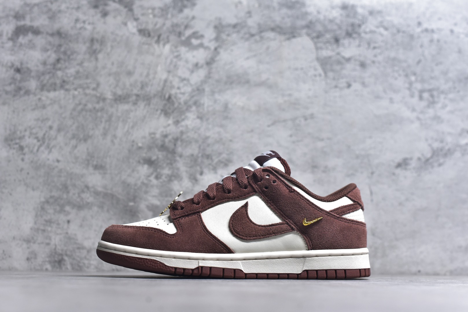 #DUNK 官方新版双勾 马年限定🔥金勾红棕 马上发财❗️马上有钱❗️ 纯原大厂出品 顶级版本👏 原装头层材料 独家版型蒸餾加工 帶來的是更好的视觉和脚感体验 大厂纯原品质出货 清洁度 电绣工艺 皮料切割干净无任何毛边 细节完美 货号：IB4417-104 尺码：36 36.5 37.5 38 38.5 39 40 40.5 41 42 42.5 43 44 44.5 45 46-选品中心