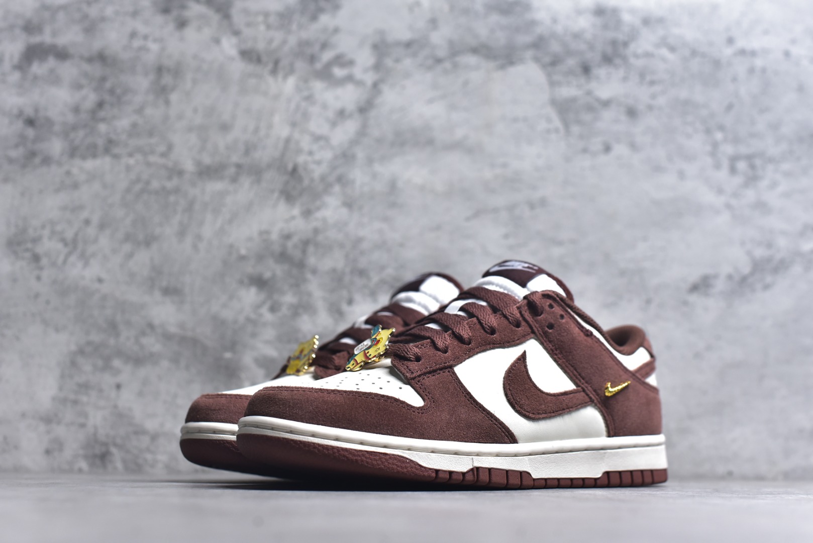 图片[2]-#DUNK 官方新版双勾 马年限定🔥金勾红棕 马上发财❗️马上有钱❗️ 纯原大厂出品 顶级版本👏 原装头层材料 独家版型蒸餾加工 帶來的是更好的视觉和脚感体验 大厂纯原品质出货 清洁度 电绣工艺 皮料切割干净无任何毛边 细节完美 货号：IB4417-104 尺码：36 36.5 37.5 38 38.5 39 40 40.5 41 42 42.5 43 44 44.5 45 46-选品中心