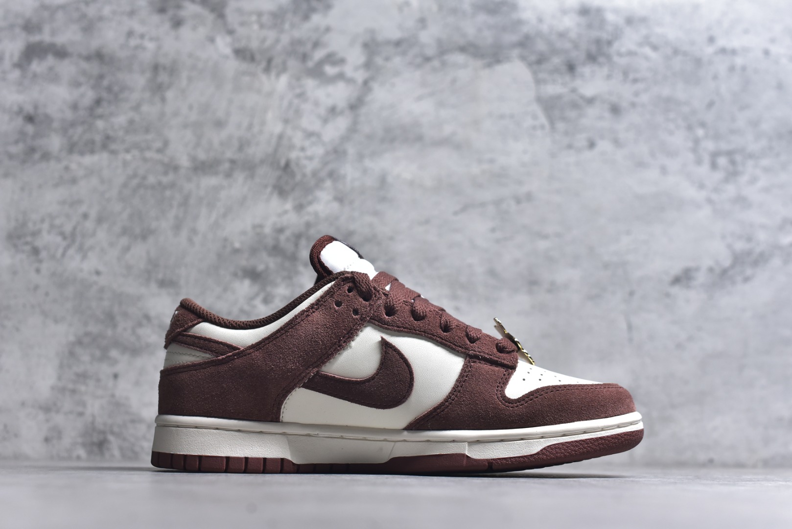 图片[3]-#DUNK 官方新版双勾 马年限定🔥金勾红棕 马上发财❗️马上有钱❗️ 纯原大厂出品 顶级版本👏 原装头层材料 独家版型蒸餾加工 帶來的是更好的视觉和脚感体验 大厂纯原品质出货 清洁度 电绣工艺 皮料切割干净无任何毛边 细节完美 货号：IB4417-104 尺码：36 36.5 37.5 38 38.5 39 40 40.5 41 42 42.5 43 44 44.5 45 46-选品中心