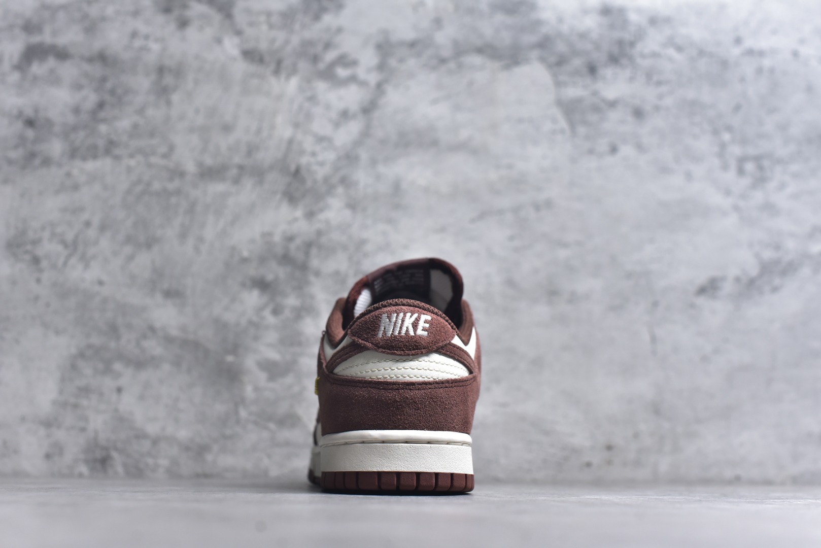 图片[5]-#DUNK 官方新版双勾 马年限定🔥金勾红棕 马上发财❗️马上有钱❗️ 纯原大厂出品 顶级版本👏 原装头层材料 独家版型蒸餾加工 帶來的是更好的视觉和脚感体验 大厂纯原品质出货 清洁度 电绣工艺 皮料切割干净无任何毛边 细节完美 货号：IB4417-104 尺码：36 36.5 37.5 38 38.5 39 40 40.5 41 42 42.5 43 44 44.5 45 46-选品中心