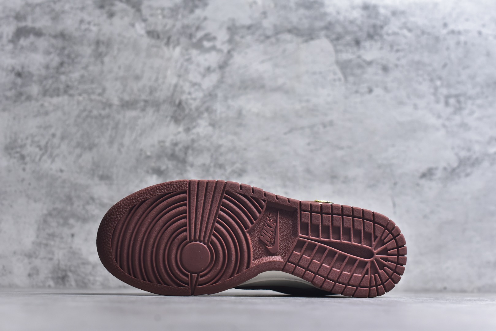 图片[6]-#DUNK 官方新版双勾 马年限定🔥金勾红棕 马上发财❗️马上有钱❗️ 纯原大厂出品 顶级版本👏 原装头层材料 独家版型蒸餾加工 帶來的是更好的视觉和脚感体验 大厂纯原品质出货 清洁度 电绣工艺 皮料切割干净无任何毛边 细节完美 货号：IB4417-104 尺码：36 36.5 37.5 38 38.5 39 40 40.5 41 42 42.5 43 44 44.5 45 46-选品中心