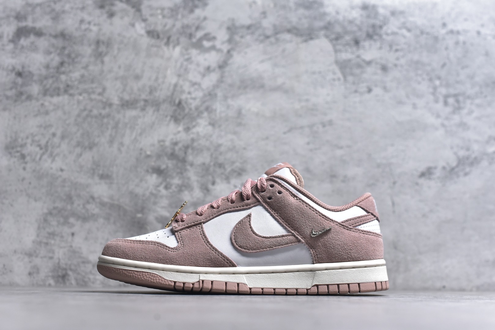 #DUNK 官方新版双勾 马年限定🔥金勾浅白粉 马上发财❗️马上有钱❗️ 纯原大厂出品 顶级版本👏 原装头层材料 独家版型蒸餾加工 帶來的是更好的视觉和脚感体验 大厂纯原品质出货 清洁度 电绣工艺 皮料切割干净无任何毛边 细节完美 货号：IB4417-102 尺码：36 36.5 37.5 38 38.5 39 40 40.5 41 42 42.5 43 44 44.5 45 46-选品中心