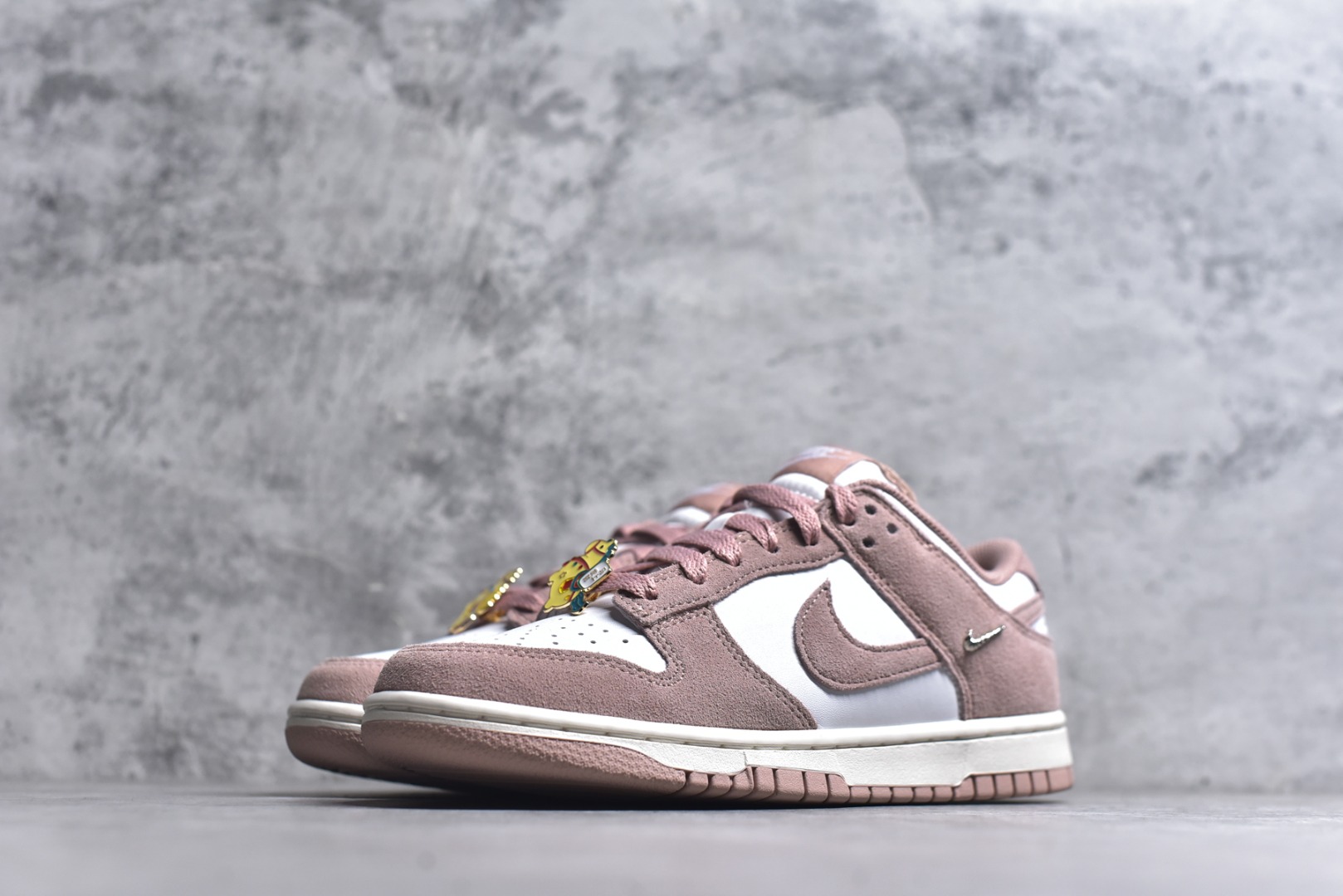 图片[2]-#DUNK 官方新版双勾 马年限定🔥金勾浅白粉 马上发财❗️马上有钱❗️ 纯原大厂出品 顶级版本👏 原装头层材料 独家版型蒸餾加工 帶來的是更好的视觉和脚感体验 大厂纯原品质出货 清洁度 电绣工艺 皮料切割干净无任何毛边 细节完美 货号：IB4417-102 尺码：36 36.5 37.5 38 38.5 39 40 40.5 41 42 42.5 43 44 44.5 45 46-选品中心