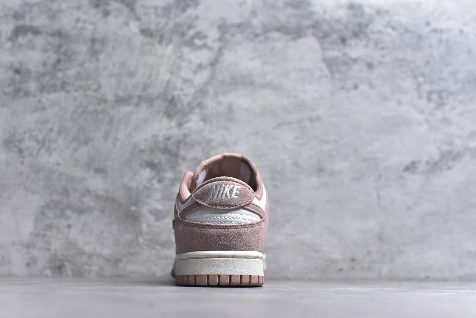 图片[5]-#DUNK 官方新版双勾 马年限定🔥金勾浅白粉 马上发财❗️马上有钱❗️ 纯原大厂出品 顶级版本👏 原装头层材料 独家版型蒸餾加工 帶來的是更好的视觉和脚感体验 大厂纯原品质出货 清洁度 电绣工艺 皮料切割干净无任何毛边 细节完美 货号：IB4417-102 尺码：36 36.5 37.5 38 38.5 39 40 40.5 41 42 42.5 43 44 44.5 45 46-选品中心