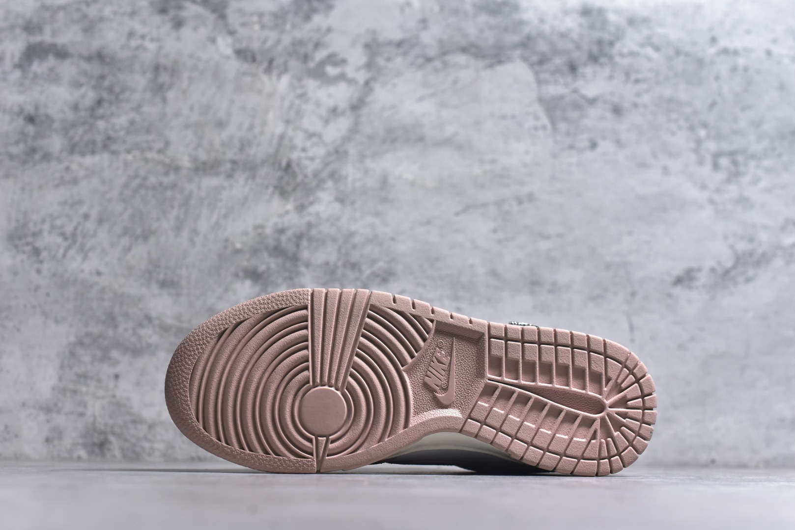 图片[6]-#DUNK 官方新版双勾 马年限定🔥金勾浅白粉 马上发财❗️马上有钱❗️ 纯原大厂出品 顶级版本👏 原装头层材料 独家版型蒸餾加工 帶來的是更好的视觉和脚感体验 大厂纯原品质出货 清洁度 电绣工艺 皮料切割干净无任何毛边 细节完美 货号：IB4417-102 尺码：36 36.5 37.5 38 38.5 39 40 40.5 41 42 42.5 43 44 44.5 45 46-选品中心