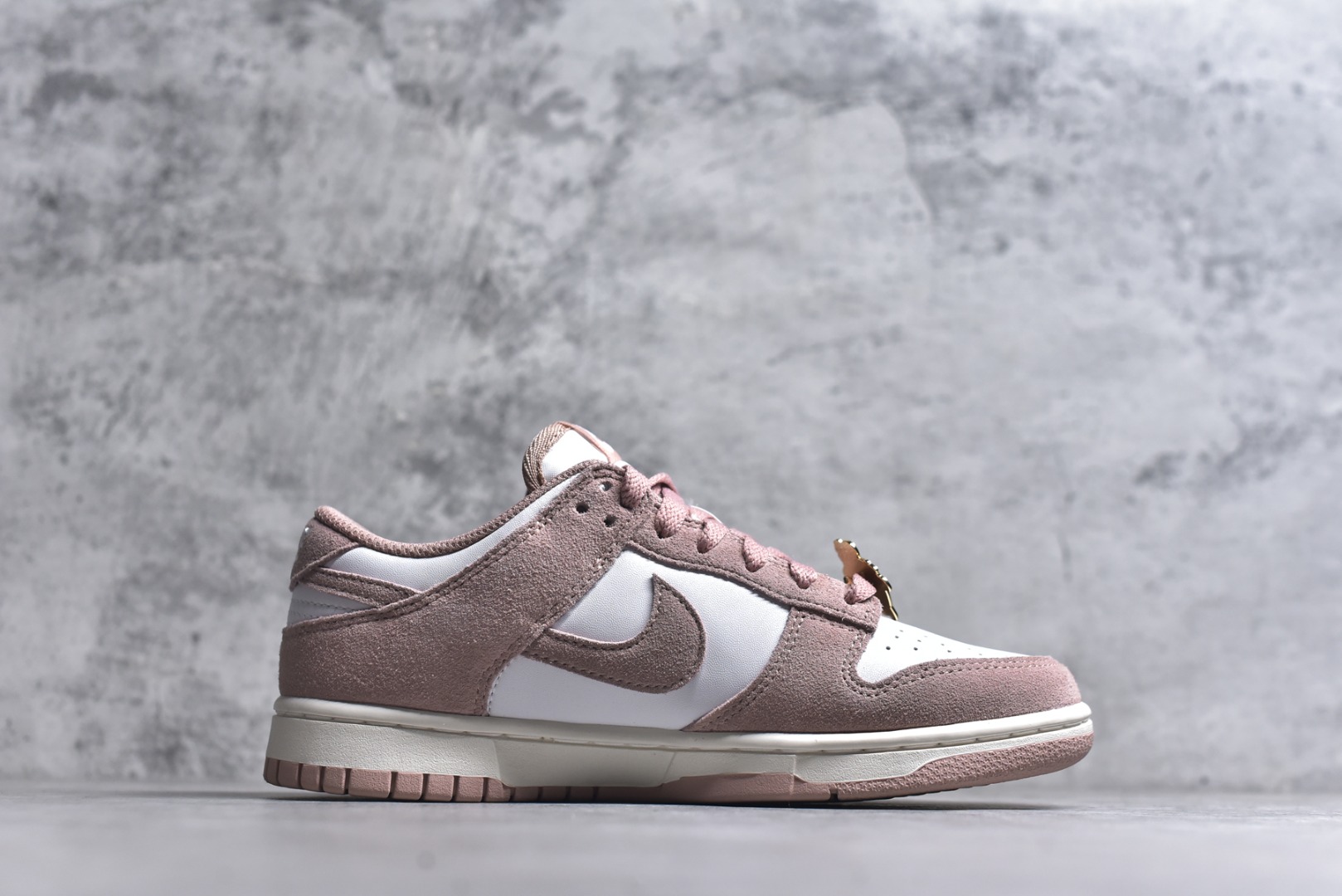 图片[3]-#DUNK 官方新版双勾 马年限定🔥金勾浅白粉 马上发财❗️马上有钱❗️ 纯原大厂出品 顶级版本👏 原装头层材料 独家版型蒸餾加工 帶來的是更好的视觉和脚感体验 大厂纯原品质出货 清洁度 电绣工艺 皮料切割干净无任何毛边 细节完美 货号：IB4417-102 尺码：36 36.5 37.5 38 38.5 39 40 40.5 41 42 42.5 43 44 44.5 45 46-选品中心