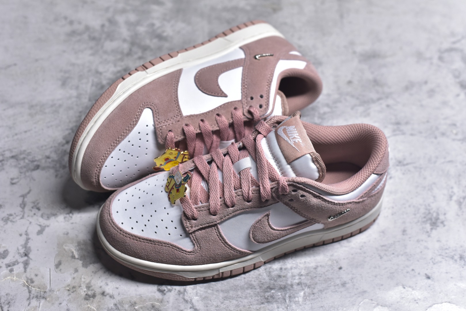 图片[7]-#DUNK 官方新版双勾 马年限定🔥金勾浅白粉 马上发财❗️马上有钱❗️ 纯原大厂出品 顶级版本👏 原装头层材料 独家版型蒸餾加工 帶來的是更好的视觉和脚感体验 大厂纯原品质出货 清洁度 电绣工艺 皮料切割干净无任何毛边 细节完美 货号：IB4417-102 尺码：36 36.5 37.5 38 38.5 39 40 40.5 41 42 42.5 43 44 44.5 45 46-选品中心