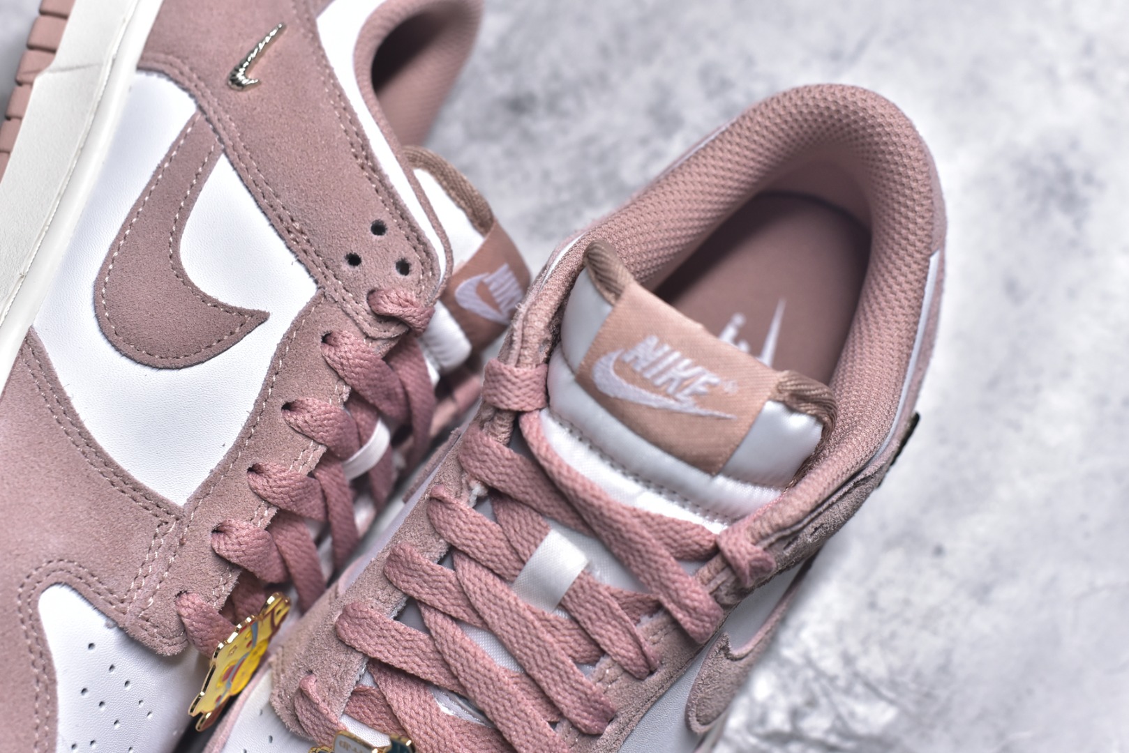 图片[9]-#DUNK 官方新版双勾 马年限定🔥金勾浅白粉 马上发财❗️马上有钱❗️ 纯原大厂出品 顶级版本👏 原装头层材料 独家版型蒸餾加工 帶來的是更好的视觉和脚感体验 大厂纯原品质出货 清洁度 电绣工艺 皮料切割干净无任何毛边 细节完美 货号：IB4417-102 尺码：36 36.5 37.5 38 38.5 39 40 40.5 41 42 42.5 43 44 44.5 45 46-选品中心