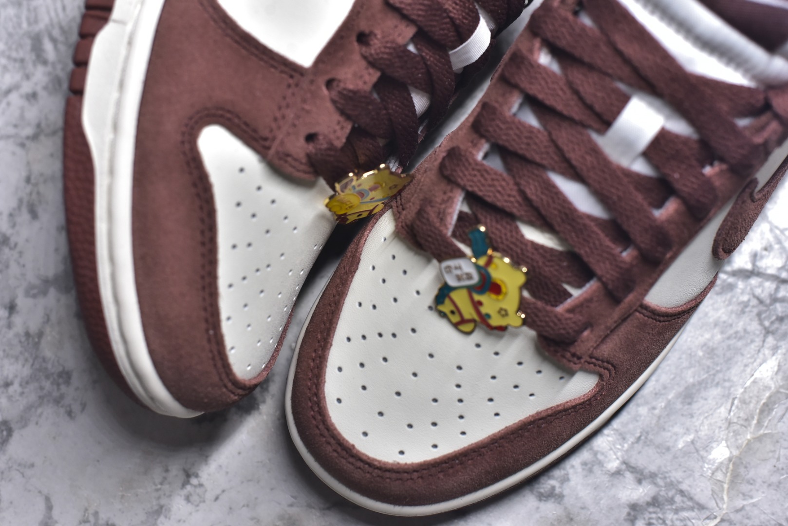 图片[8]-#DUNK 官方新版双勾 马年限定🔥金勾红棕 马上发财❗️马上有钱❗️ 纯原大厂出品 顶级版本👏 原装头层材料 独家版型蒸餾加工 帶來的是更好的视觉和脚感体验 大厂纯原品质出货 清洁度 电绣工艺 皮料切割干净无任何毛边 细节完美 货号：IB4417-104 尺码：36 36.5 37.5 38 38.5 39 40 40.5 41 42 42.5 43 44 44.5 45 46-选品中心