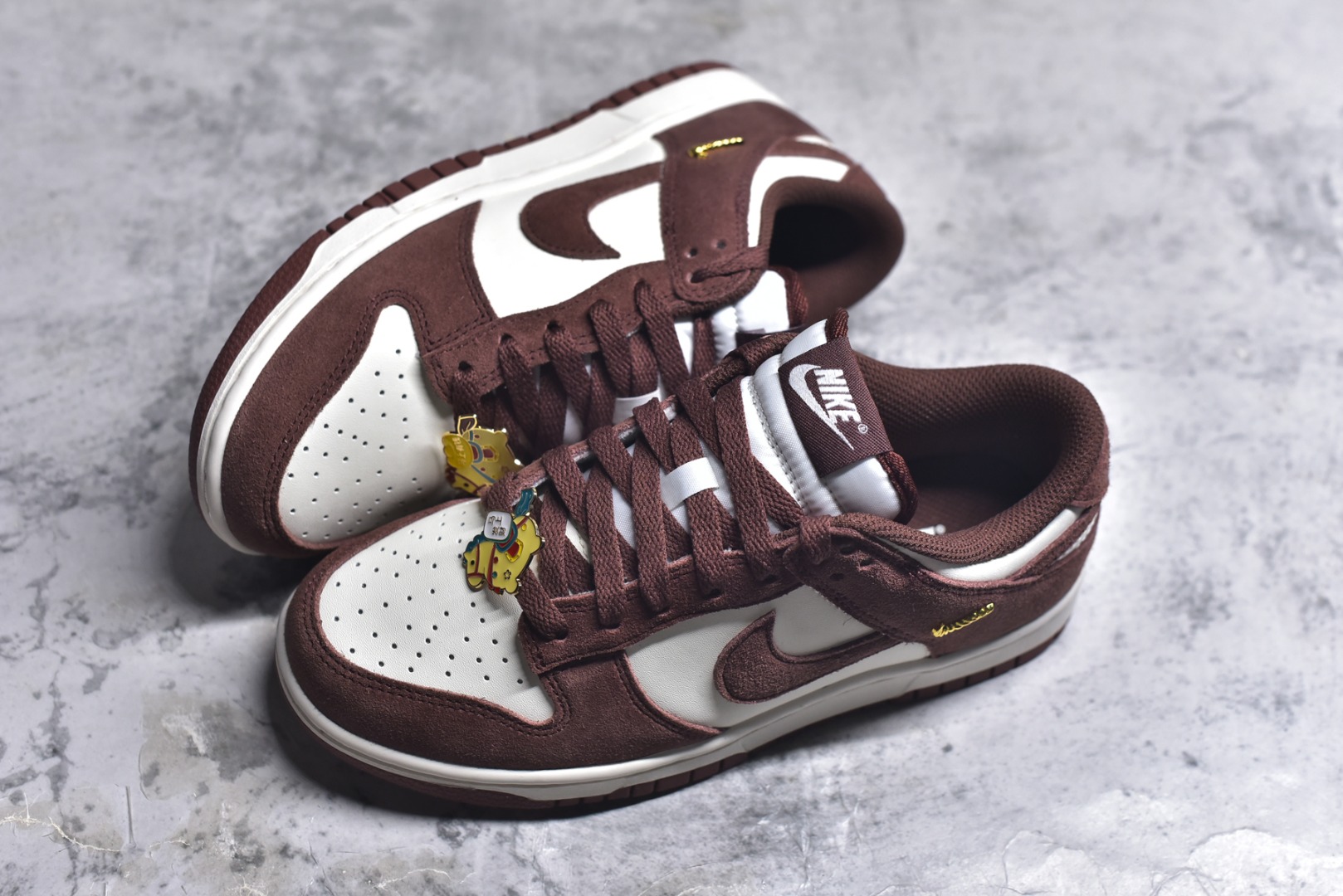 图片[7]-#DUNK 官方新版双勾 马年限定🔥金勾红棕 马上发财❗️马上有钱❗️ 纯原大厂出品 顶级版本👏 原装头层材料 独家版型蒸餾加工 帶來的是更好的视觉和脚感体验 大厂纯原品质出货 清洁度 电绣工艺 皮料切割干净无任何毛边 细节完美 货号：IB4417-104 尺码：36 36.5 37.5 38 38.5 39 40 40.5 41 42 42.5 43 44 44.5 45 46-选品中心