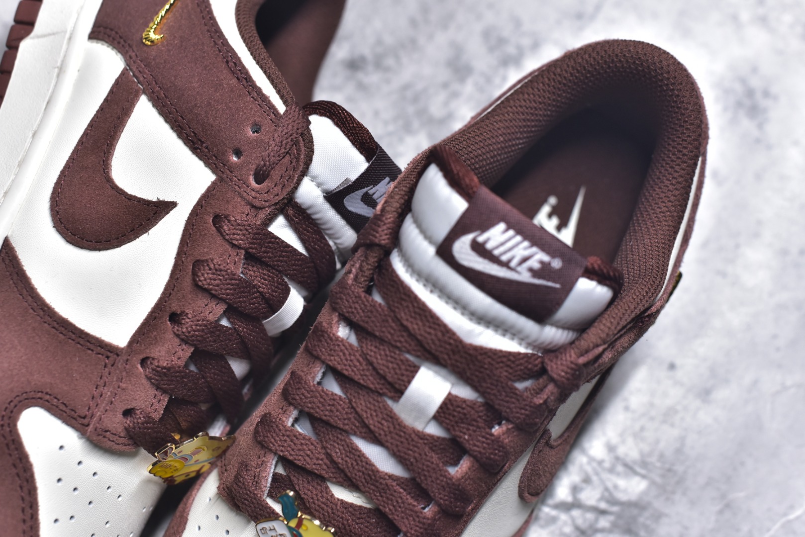 图片[9]-#DUNK 官方新版双勾 马年限定🔥金勾红棕 马上发财❗️马上有钱❗️ 纯原大厂出品 顶级版本👏 原装头层材料 独家版型蒸餾加工 帶來的是更好的视觉和脚感体验 大厂纯原品质出货 清洁度 电绣工艺 皮料切割干净无任何毛边 细节完美 货号：IB4417-104 尺码：36 36.5 37.5 38 38.5 39 40 40.5 41 42 42.5 43 44 44.5 45 46-选品中心