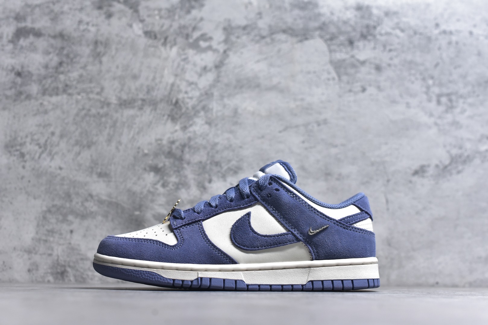 #DUNK 官方新版双勾 马年限定🔥金勾浅白紫 马上发财❗️马上有钱❗️ 纯原大厂出品 顶级版本👏 原装头层材料 独家版型蒸餾加工 帶來的是更好的视觉和脚感体验 大厂纯原品质出货 清洁度 电绣工艺 皮料切割干净无任何毛边 细节完美 货号：IB4417-103 尺码：36 36.5 37.5 38 38.5 39 40 40.5 41 42 42.5 43 44 44.5 45 46\