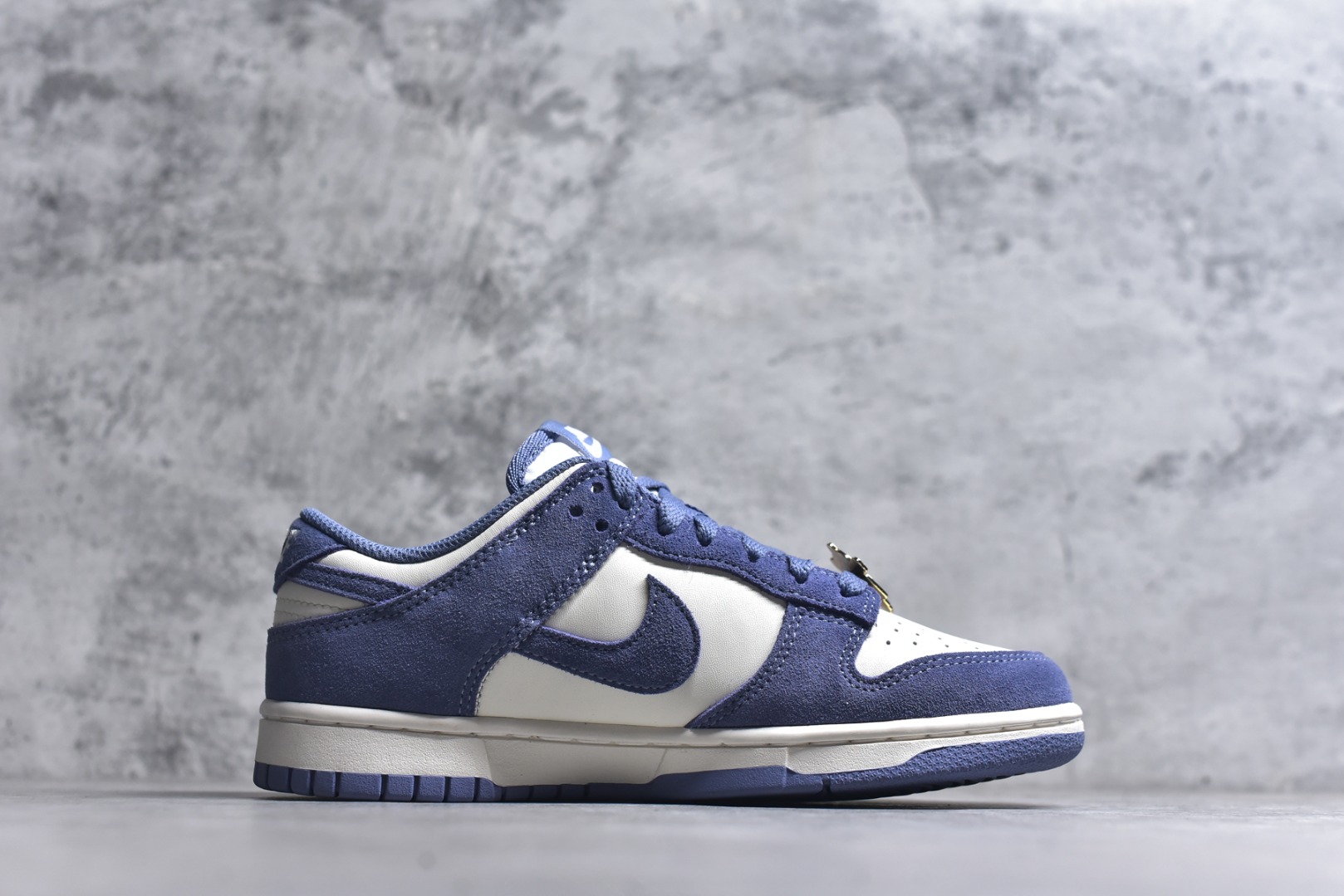 图片[3]-#DUNK 官方新版双勾 马年限定🔥金勾浅白紫 马上发财❗️马上有钱❗️ 纯原大厂出品 顶级版本👏 原装头层材料 独家版型蒸餾加工 帶來的是更好的视觉和脚感体验 大厂纯原品质出货 清洁度 电绣工艺 皮料切割干净无任何毛边 细节完美 货号：IB4417-103 尺码：36 36.5 37.5 38 38.5 39 40 40.5 41 42 42.5 43 44 44.5 45 46\”},\”commodity\”：{\”goods_id\”：\”_dhbDjnHsHV0s5jw666RiswE9PylDnNz1uVKl_xg-选品中心