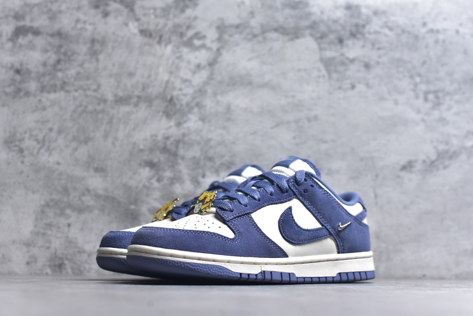 图片[2]-#DUNK 官方新版双勾 马年限定🔥金勾浅白紫 马上发财❗️马上有钱❗️ 纯原大厂出品 顶级版本👏 原装头层材料 独家版型蒸餾加工 帶來的是更好的视觉和脚感体验 大厂纯原品质出货 清洁度 电绣工艺 皮料切割干净无任何毛边 细节完美 货号：IB4417-103 尺码：36 36.5 37.5 38 38.5 39 40 40.5 41 42 42.5 43 44 44.5 45 46\”},\”commodity\”：{\”goods_id\”：\”_dhbDjnHsHV0s5jw666RiswE9PylDnNz1uVKl_xg-选品中心