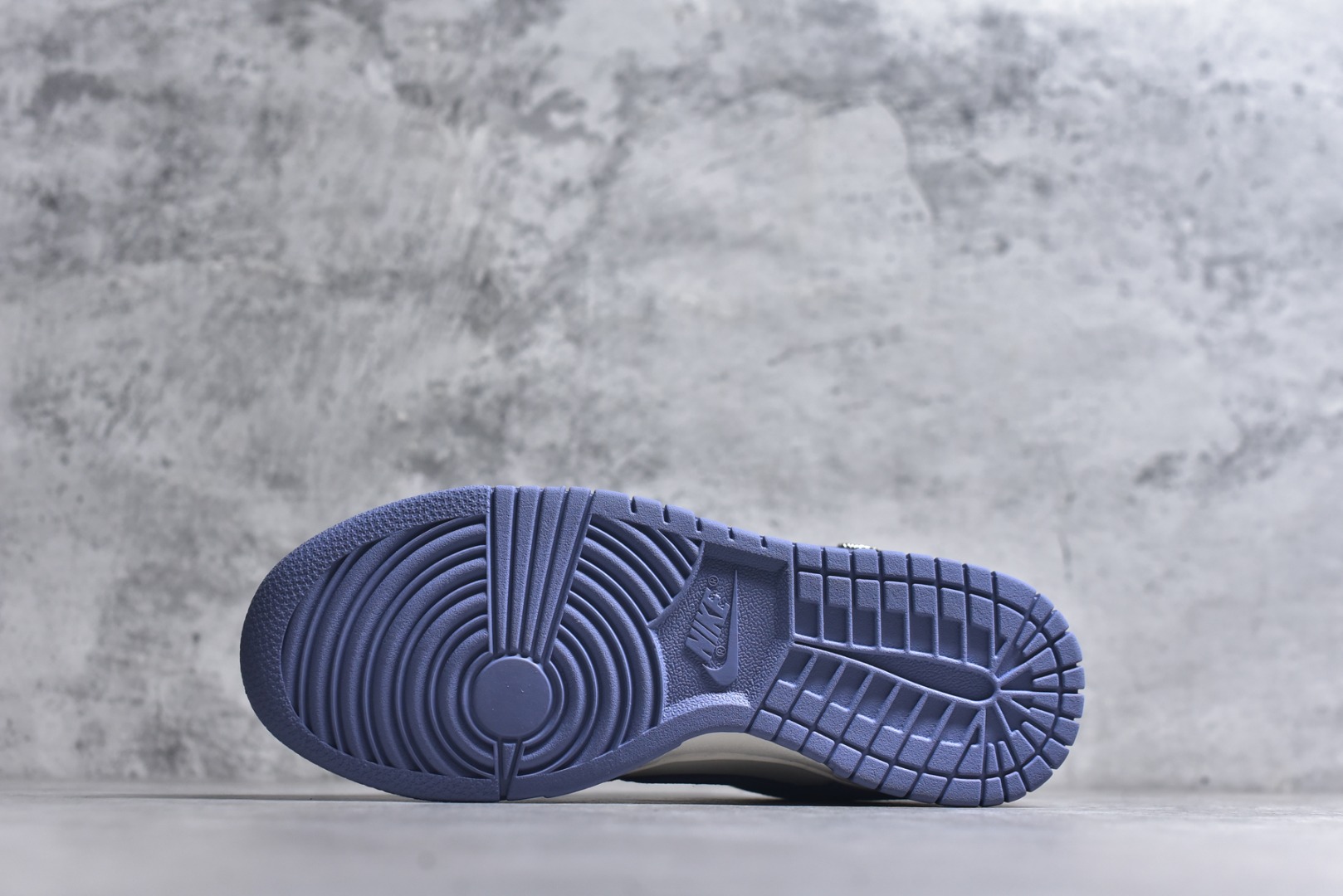 图片[6]-#DUNK 官方新版双勾 马年限定🔥金勾浅白紫 马上发财❗️马上有钱❗️ 纯原大厂出品 顶级版本👏 原装头层材料 独家版型蒸餾加工 帶來的是更好的视觉和脚感体验 大厂纯原品质出货 清洁度 电绣工艺 皮料切割干净无任何毛边 细节完美 货号：IB4417-103 尺码：36 36.5 37.5 38 38.5 39 40 40.5 41 42 42.5 43 44 44.5 45 46\”},\”commodity\”：{\”goods_id\”：\”_dhbDjnHsHV0s5jw666RiswE9PylDnNz1uVKl_xg-选品中心