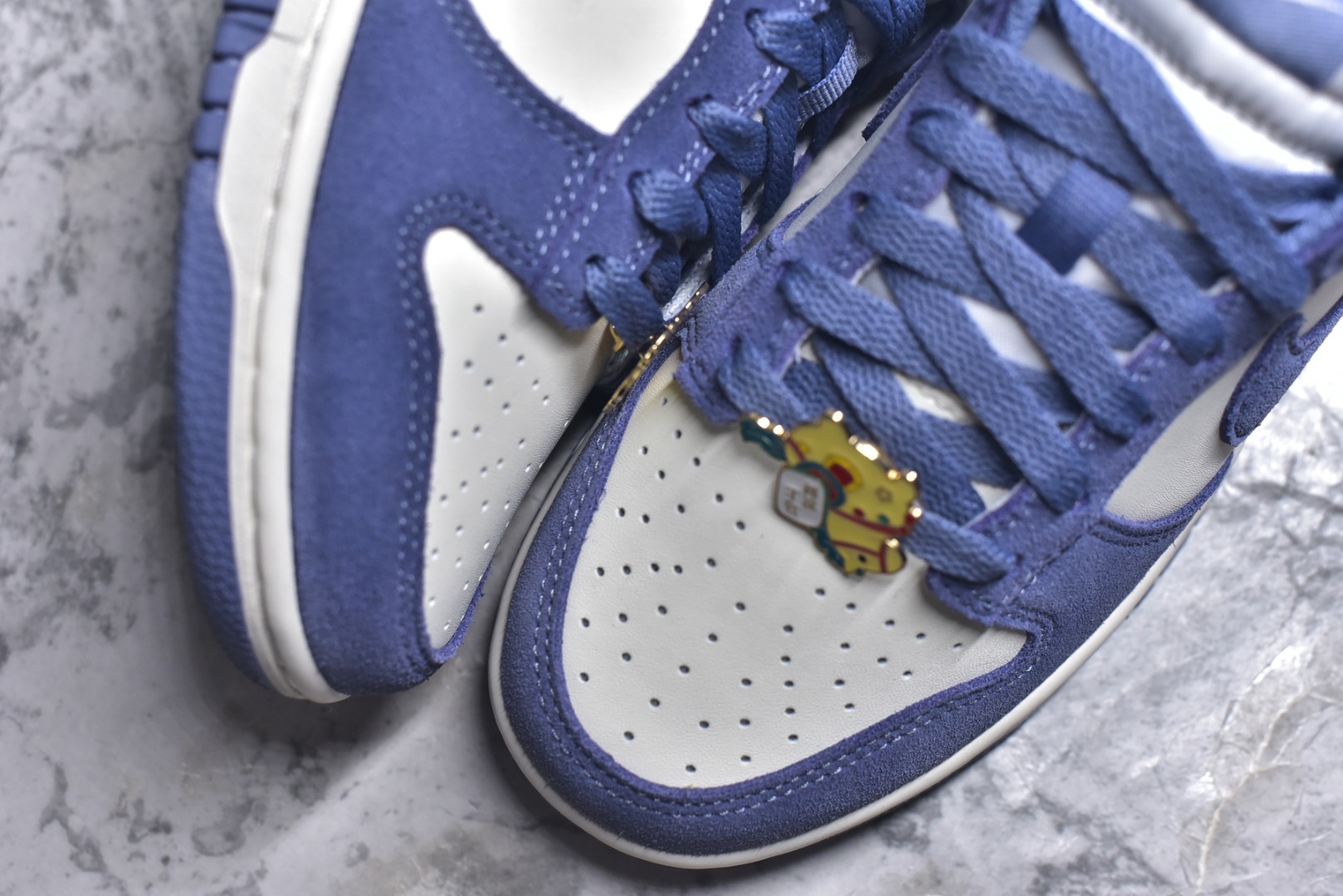 图片[8]-#DUNK 官方新版双勾 马年限定🔥金勾浅白紫 马上发财❗️马上有钱❗️ 纯原大厂出品 顶级版本👏 原装头层材料 独家版型蒸餾加工 帶來的是更好的视觉和脚感体验 大厂纯原品质出货 清洁度 电绣工艺 皮料切割干净无任何毛边 细节完美 货号：IB4417-103 尺码：36 36.5 37.5 38 38.5 39 40 40.5 41 42 42.5 43 44 44.5 45 46\”},\”commodity\”：{\”goods_id\”：\”_dhbDjnHsHV0s5jw666RiswE9PylDnNz1uVKl_xg-选品中心