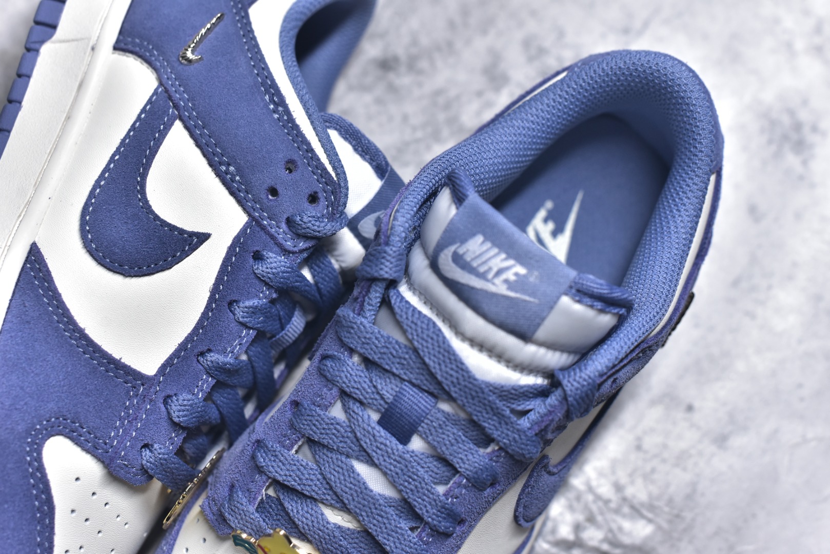 图片[9]-#DUNK 官方新版双勾 马年限定🔥金勾浅白紫 马上发财❗️马上有钱❗️ 纯原大厂出品 顶级版本👏 原装头层材料 独家版型蒸餾加工 帶來的是更好的视觉和脚感体验 大厂纯原品质出货 清洁度 电绣工艺 皮料切割干净无任何毛边 细节完美 货号：IB4417-103 尺码：36 36.5 37.5 38 38.5 39 40 40.5 41 42 42.5 43 44 44.5 45 46\”},\”commodity\”：{\”goods_id\”：\”_dhbDjnHsHV0s5jw666RiswE9PylDnNz1uVKl_xg-选品中心