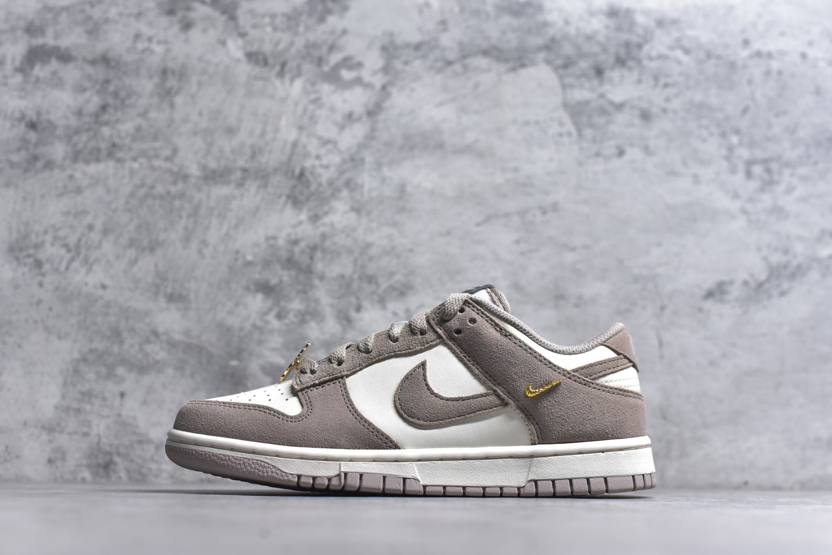 #DUNK 官方新版双勾 马年限定🔥金勾奶茶 马上发财❗️马上有钱❗️ 纯原大厂出品 顶级版本👏 原装头层材料 独家版型蒸餾加工 帶來的是更好的视觉和脚感体验 大厂纯原品质出货 清洁度 电绣工艺 皮料切割干净无任何毛边 细节完美 货号：IB4417-105 尺码：36 36.5 37.5 38 38.5 39 40 40.5 41 42 42.5 43 44 44.5 45 46-选品中心