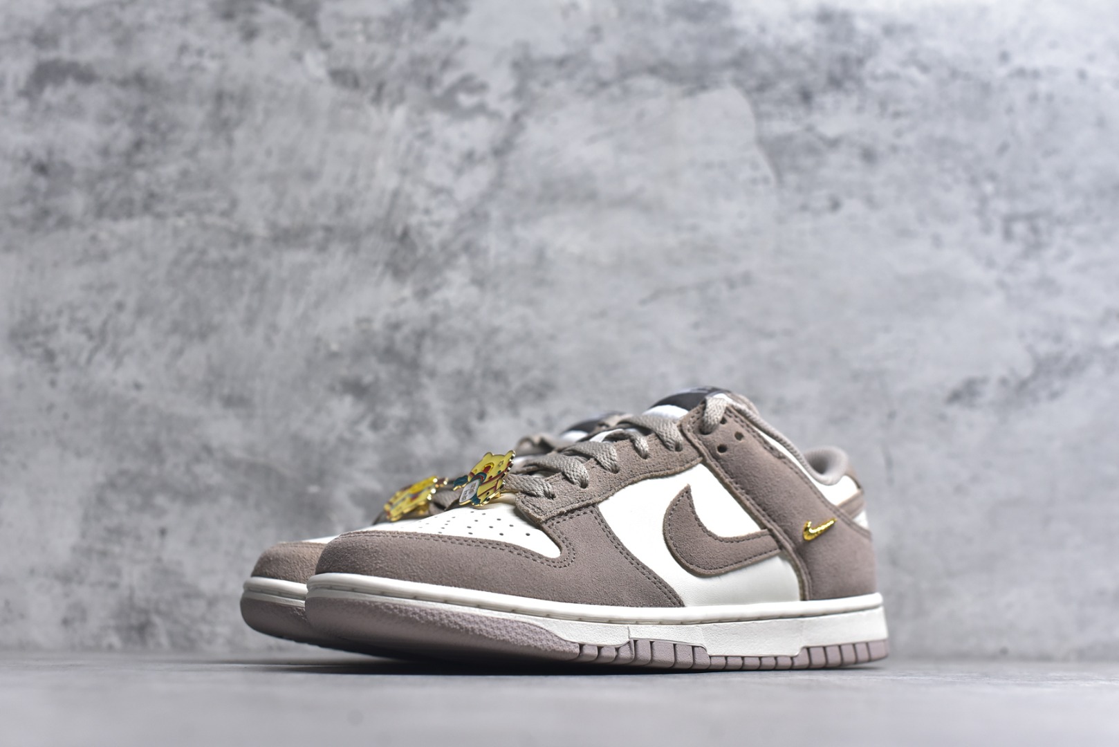 图片[2]-#DUNK 官方新版双勾 马年限定🔥金勾奶茶 马上发财❗️马上有钱❗️ 纯原大厂出品 顶级版本👏 原装头层材料 独家版型蒸餾加工 帶來的是更好的视觉和脚感体验 大厂纯原品质出货 清洁度 电绣工艺 皮料切割干净无任何毛边 细节完美 货号：IB4417-105 尺码：36 36.5 37.5 38 38.5 39 40 40.5 41 42 42.5 43 44 44.5 45 46-选品中心