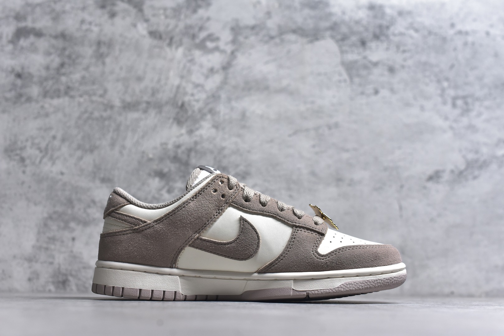 图片[3]-#DUNK 官方新版双勾 马年限定🔥金勾奶茶 马上发财❗️马上有钱❗️ 纯原大厂出品 顶级版本👏 原装头层材料 独家版型蒸餾加工 帶來的是更好的视觉和脚感体验 大厂纯原品质出货 清洁度 电绣工艺 皮料切割干净无任何毛边 细节完美 货号：IB4417-105 尺码：36 36.5 37.5 38 38.5 39 40 40.5 41 42 42.5 43 44 44.5 45 46-选品中心