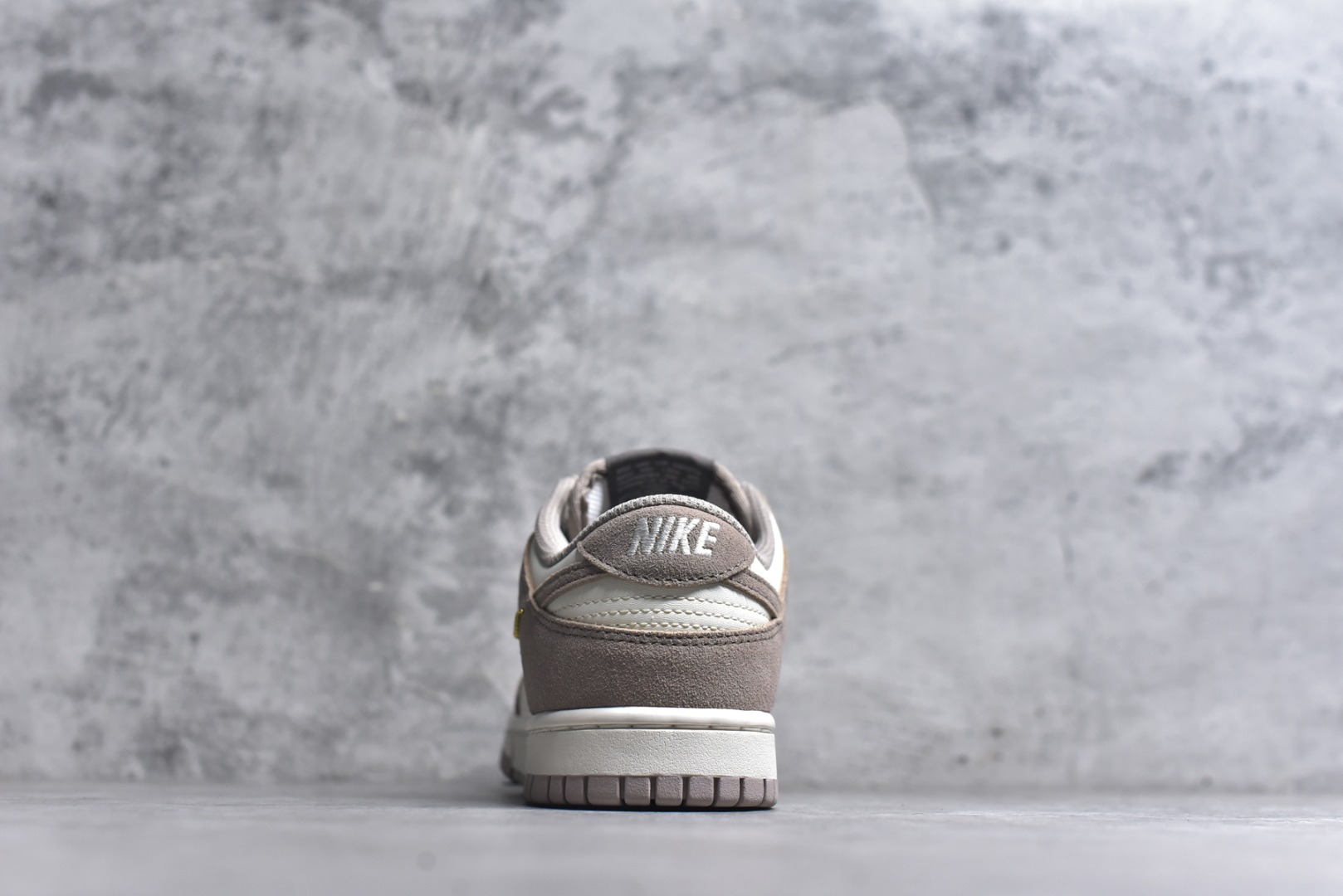 图片[5]-#DUNK 官方新版双勾 马年限定🔥金勾奶茶 马上发财❗️马上有钱❗️ 纯原大厂出品 顶级版本👏 原装头层材料 独家版型蒸餾加工 帶來的是更好的视觉和脚感体验 大厂纯原品质出货 清洁度 电绣工艺 皮料切割干净无任何毛边 细节完美 货号：IB4417-105 尺码：36 36.5 37.5 38 38.5 39 40 40.5 41 42 42.5 43 44 44.5 45 46-选品中心