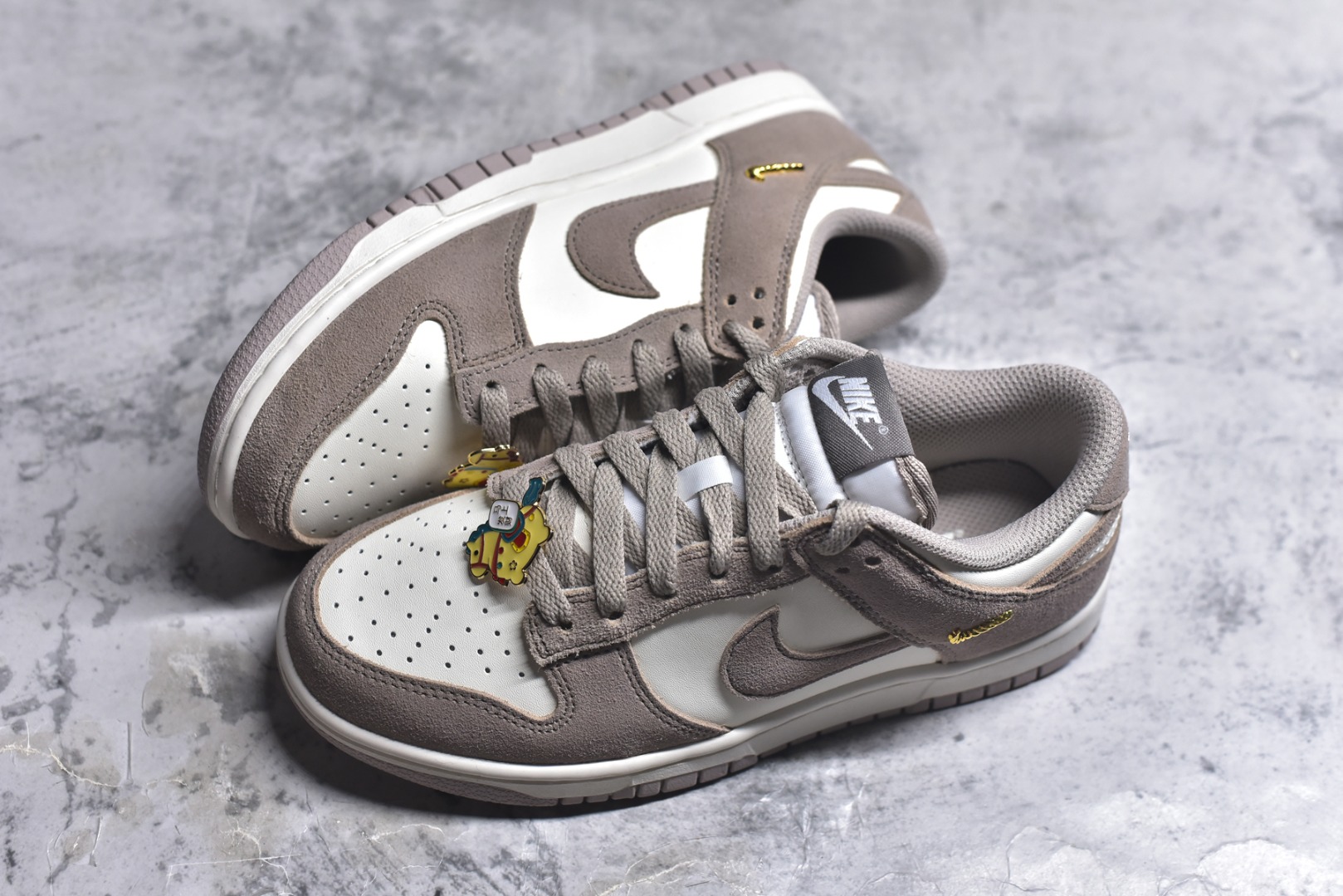 图片[7]-#DUNK 官方新版双勾 马年限定🔥金勾奶茶 马上发财❗️马上有钱❗️ 纯原大厂出品 顶级版本👏 原装头层材料 独家版型蒸餾加工 帶來的是更好的视觉和脚感体验 大厂纯原品质出货 清洁度 电绣工艺 皮料切割干净无任何毛边 细节完美 货号：IB4417-105 尺码：36 36.5 37.5 38 38.5 39 40 40.5 41 42 42.5 43 44 44.5 45 46-选品中心