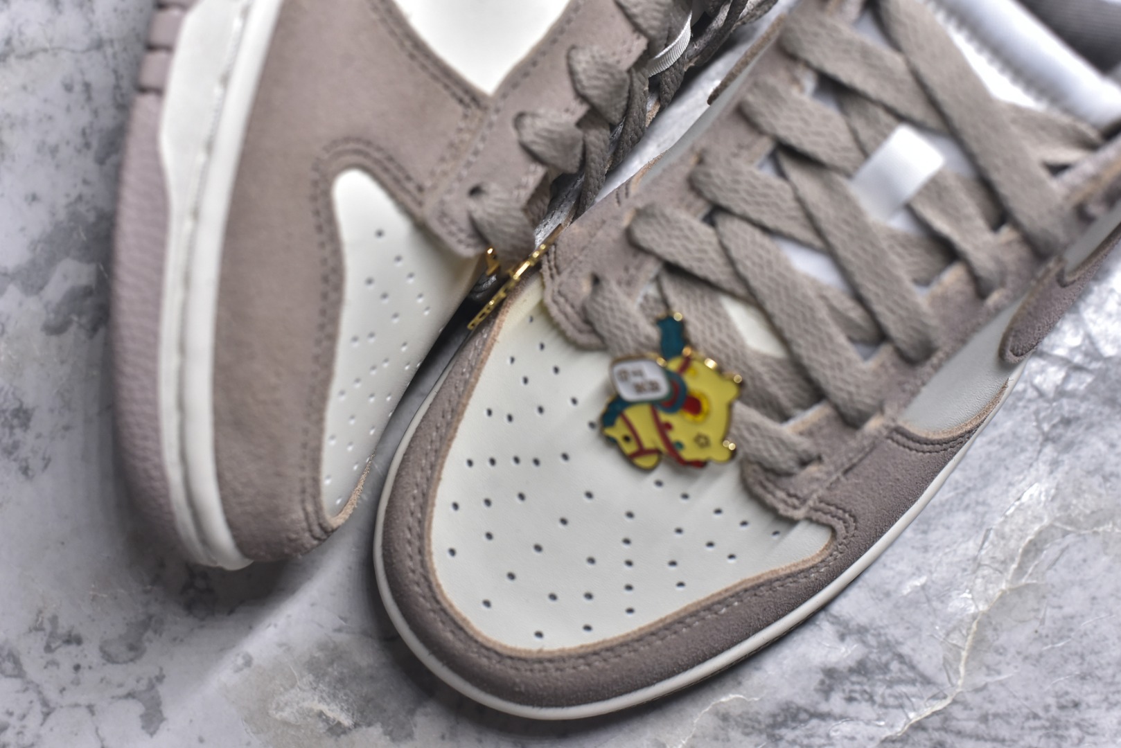 图片[8]-#DUNK 官方新版双勾 马年限定🔥金勾奶茶 马上发财❗️马上有钱❗️ 纯原大厂出品 顶级版本👏 原装头层材料 独家版型蒸餾加工 帶來的是更好的视觉和脚感体验 大厂纯原品质出货 清洁度 电绣工艺 皮料切割干净无任何毛边 细节完美 货号：IB4417-105 尺码：36 36.5 37.5 38 38.5 39 40 40.5 41 42 42.5 43 44 44.5 45 46-选品中心