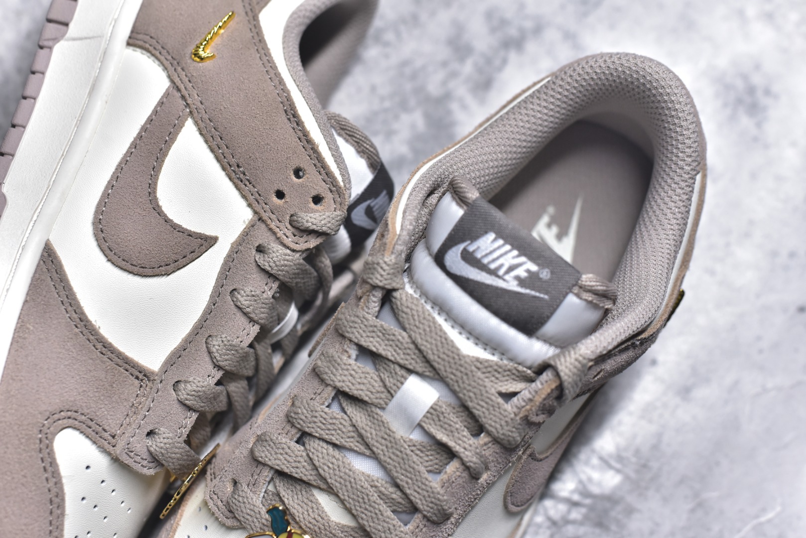 图片[9]-#DUNK 官方新版双勾 马年限定🔥金勾奶茶 马上发财❗️马上有钱❗️ 纯原大厂出品 顶级版本👏 原装头层材料 独家版型蒸餾加工 帶來的是更好的视觉和脚感体验 大厂纯原品质出货 清洁度 电绣工艺 皮料切割干净无任何毛边 细节完美 货号：IB4417-105 尺码：36 36.5 37.5 38 38.5 39 40 40.5 41 42 42.5 43 44 44.5 45 46-选品中心