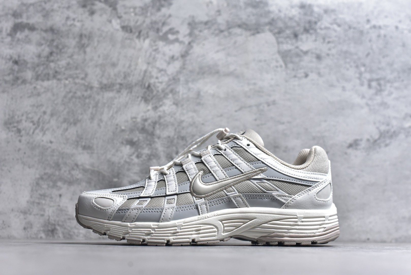 #NK P-6000 系列低帮复古老爹风休闲运动舒适慢跑鞋 IM5237-100 融合 Pegasus 过往运动鞋设计 助力 21 世纪早期跑步运动跃升时尚新高度 采用透气网眼布、运动风格线条和耐穿覆面 兼具吸睛外观和舒适感受 中底泡绵以田径赛道为灵感 打造厚实设计 缔造出众缓震性能 尺码：36 36.5 37.5 38 38.5 39 40 40.5 41 42 42.5 43 44 44.5 45-选品中心