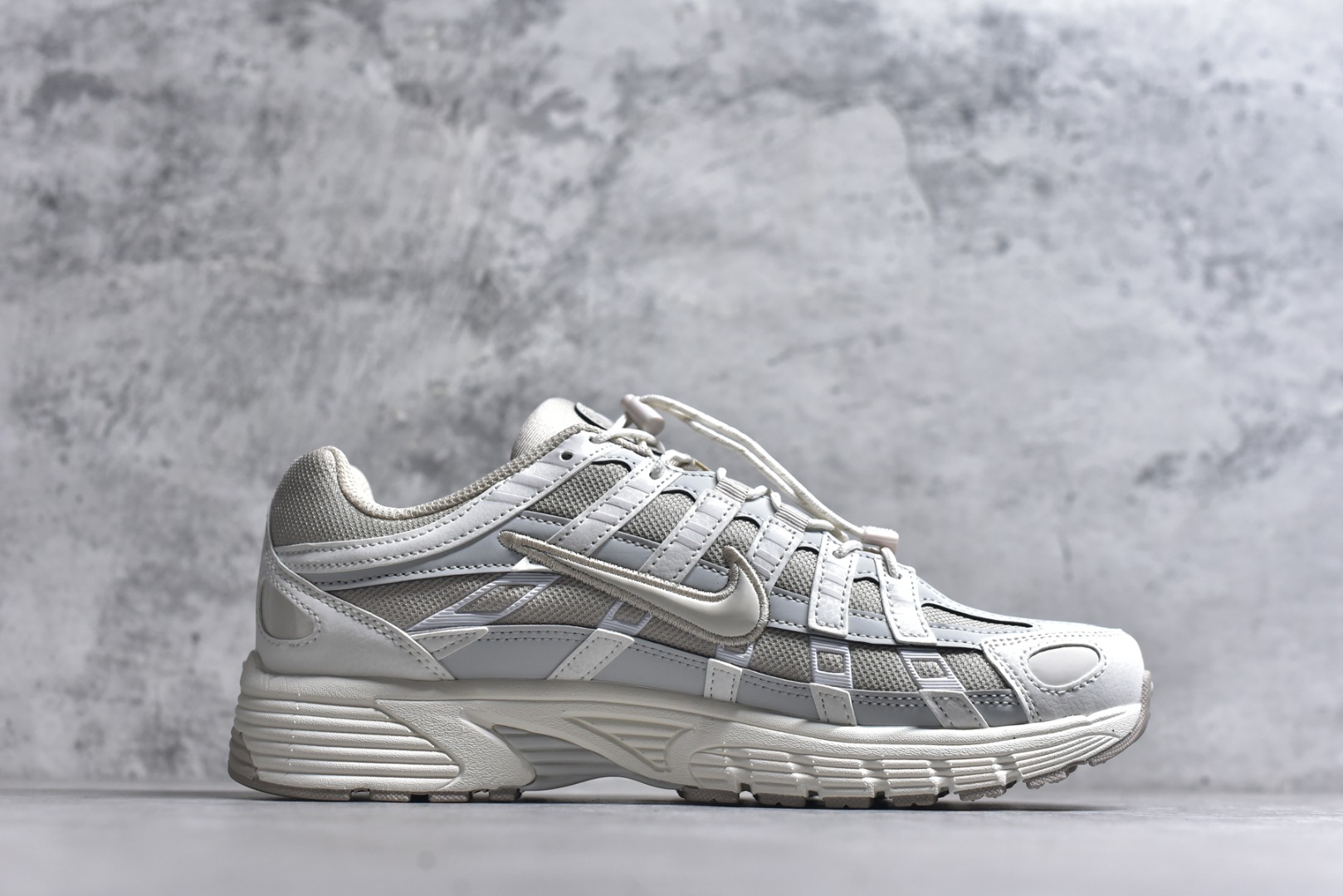 图片[3]-#NK P-6000 系列低帮复古老爹风休闲运动舒适慢跑鞋 IM5237-100 融合 Pegasus 过往运动鞋设计 助力 21 世纪早期跑步运动跃升时尚新高度 采用透气网眼布、运动风格线条和耐穿覆面 兼具吸睛外观和舒适感受 中底泡绵以田径赛道为灵感 打造厚实设计 缔造出众缓震性能 尺码：36 36.5 37.5 38 38.5 39 40 40.5 41 42 42.5 43 44 44.5 45-选品中心