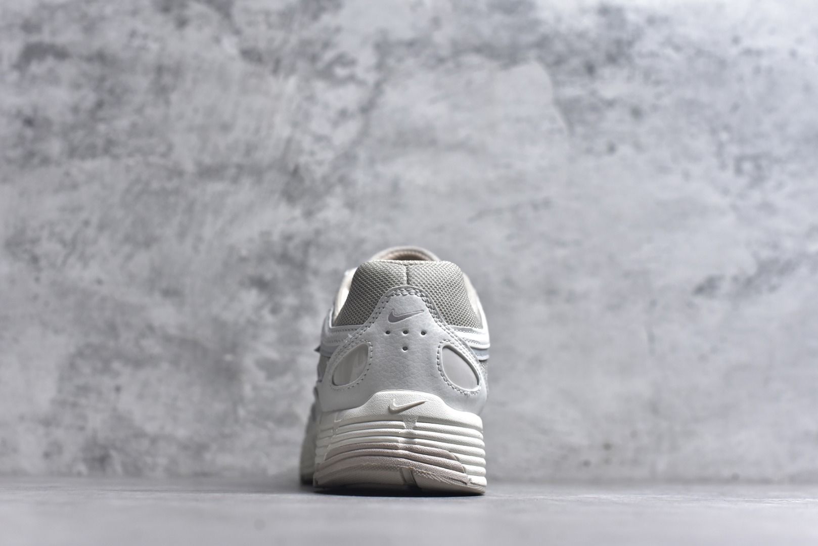 图片[5]-#NK P-6000 系列低帮复古老爹风休闲运动舒适慢跑鞋 IM5237-100 融合 Pegasus 过往运动鞋设计 助力 21 世纪早期跑步运动跃升时尚新高度 采用透气网眼布、运动风格线条和耐穿覆面 兼具吸睛外观和舒适感受 中底泡绵以田径赛道为灵感 打造厚实设计 缔造出众缓震性能 尺码：36 36.5 37.5 38 38.5 39 40 40.5 41 42 42.5 43 44 44.5 45-选品中心