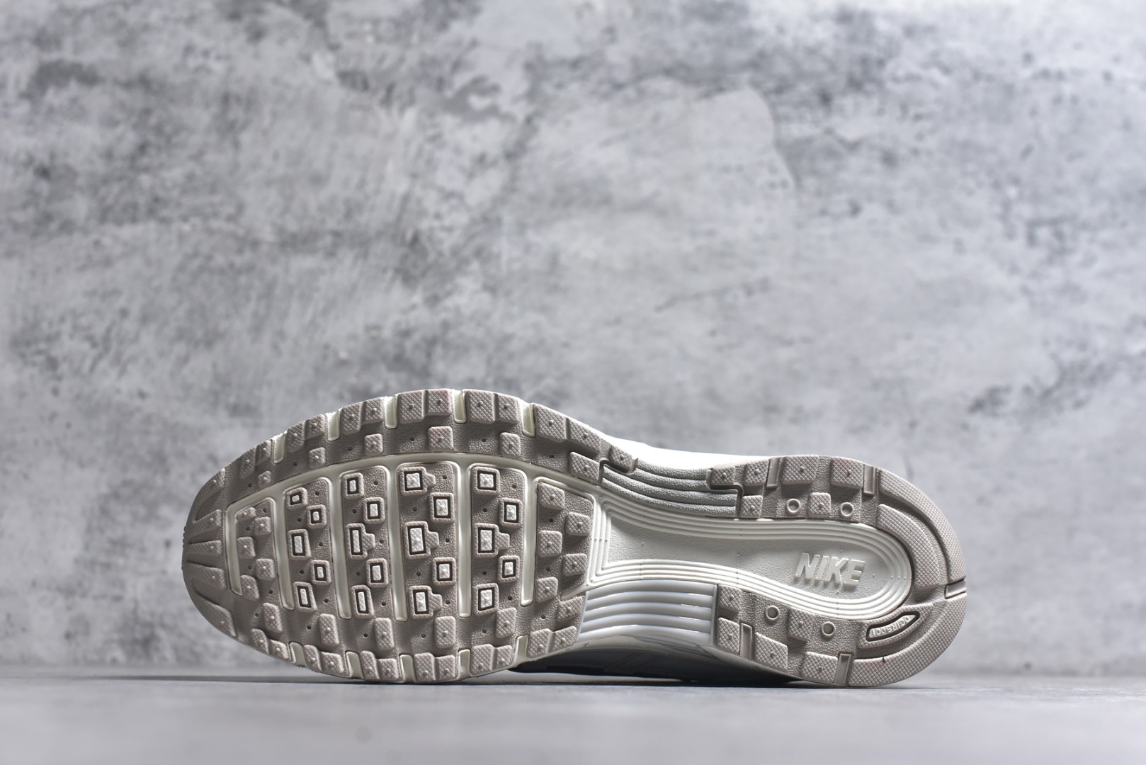 图片[6]-#NK P-6000 系列低帮复古老爹风休闲运动舒适慢跑鞋 IM5237-100 融合 Pegasus 过往运动鞋设计 助力 21 世纪早期跑步运动跃升时尚新高度 采用透气网眼布、运动风格线条和耐穿覆面 兼具吸睛外观和舒适感受 中底泡绵以田径赛道为灵感 打造厚实设计 缔造出众缓震性能 尺码：36 36.5 37.5 38 38.5 39 40 40.5 41 42 42.5 43 44 44.5 45-选品中心