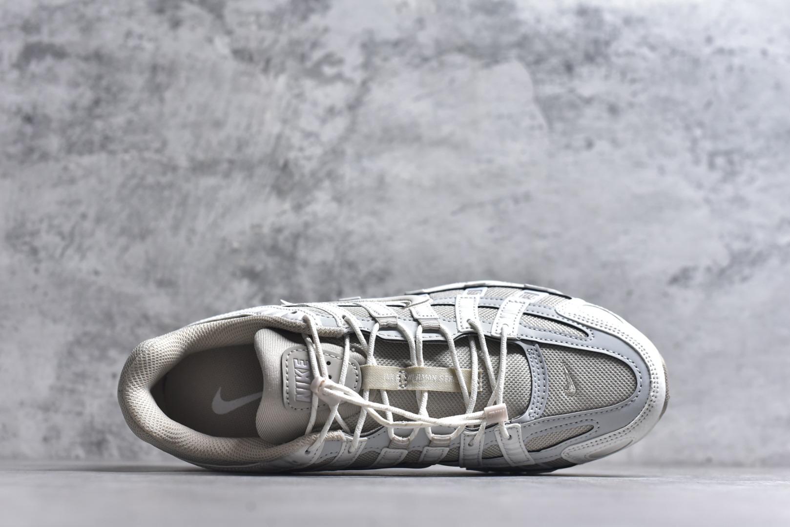 图片[4]-#NK P-6000 系列低帮复古老爹风休闲运动舒适慢跑鞋 IM5237-100 融合 Pegasus 过往运动鞋设计 助力 21 世纪早期跑步运动跃升时尚新高度 采用透气网眼布、运动风格线条和耐穿覆面 兼具吸睛外观和舒适感受 中底泡绵以田径赛道为灵感 打造厚实设计 缔造出众缓震性能 尺码：36 36.5 37.5 38 38.5 39 40 40.5 41 42 42.5 43 44 44.5 45-选品中心