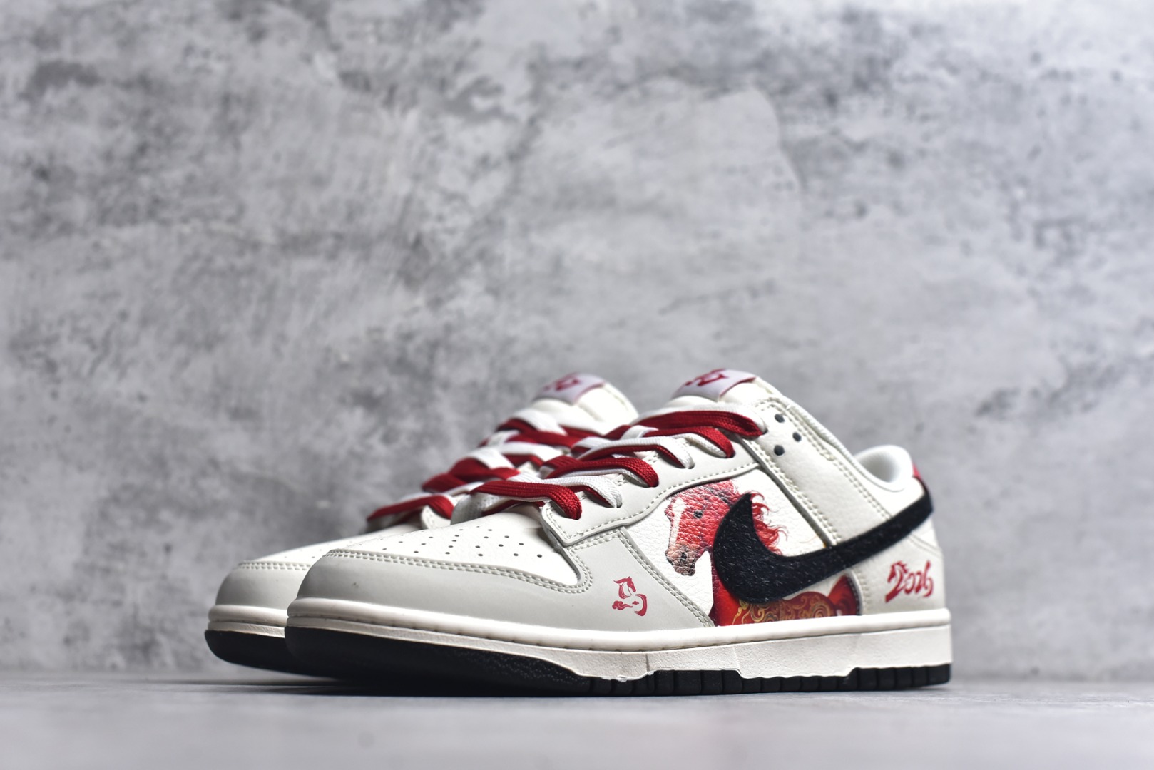 图片[2]-#2026年新款限量发售！Nike SB Dunk Low“ 马年限定—汗血宝马” 周年高端定制 低帮休闲板鞋 定制鞋盒 大厂纯原品质出货 超高清洁度 皮料切割干净无任何毛边 细节完美 货号：FC1688-257 尺码：36 36.5 37.5 38 38.5 39 40 40.5 41 42 42.5 43 44 44.5 45-选品中心