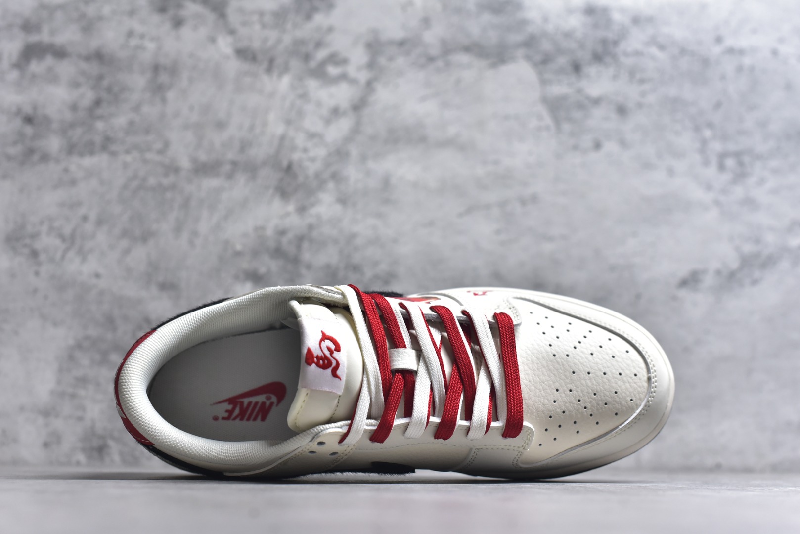 图片[4]-#2026年新款限量发售！Nike SB Dunk Low“ 马年限定—汗血宝马” 周年高端定制 低帮休闲板鞋 定制鞋盒 大厂纯原品质出货 超高清洁度 皮料切割干净无任何毛边 细节完美 货号：FC1688-257 尺码：36 36.5 37.5 38 38.5 39 40 40.5 41 42 42.5 43 44 44.5 45-选品中心