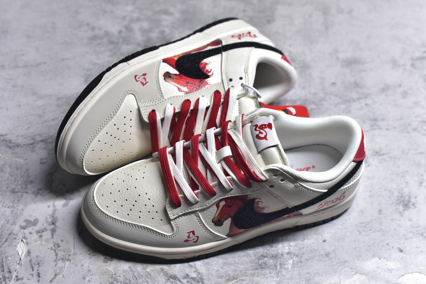 图片[7]-#2026年新款限量发售！Nike SB Dunk Low“ 马年限定—汗血宝马” 周年高端定制 低帮休闲板鞋 定制鞋盒 大厂纯原品质出货 超高清洁度 皮料切割干净无任何毛边 细节完美 货号：FC1688-257 尺码：36 36.5 37.5 38 38.5 39 40 40.5 41 42 42.5 43 44 44.5 45-选品中心