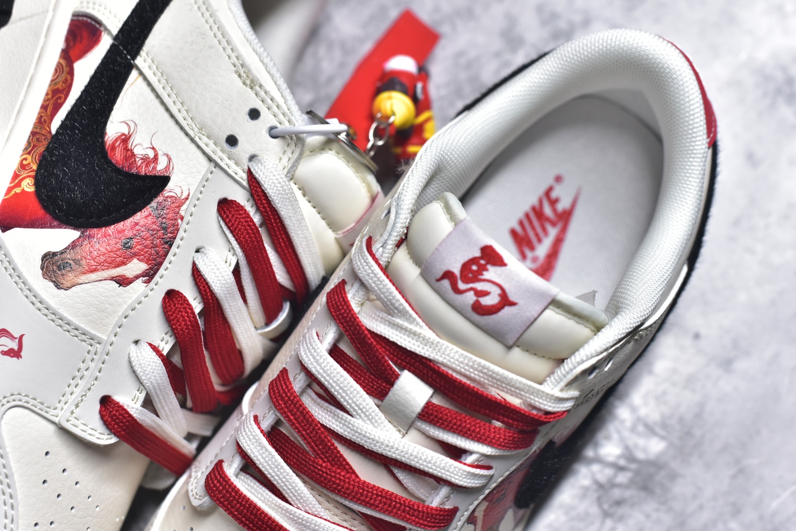 图片[9]-#2026年新款限量发售！Nike SB Dunk Low“ 马年限定—汗血宝马” 周年高端定制 低帮休闲板鞋 定制鞋盒 大厂纯原品质出货 超高清洁度 皮料切割干净无任何毛边 细节完美 货号：FC1688-257 尺码：36 36.5 37.5 38 38.5 39 40 40.5 41 42 42.5 43 44 44.5 45-选品中心