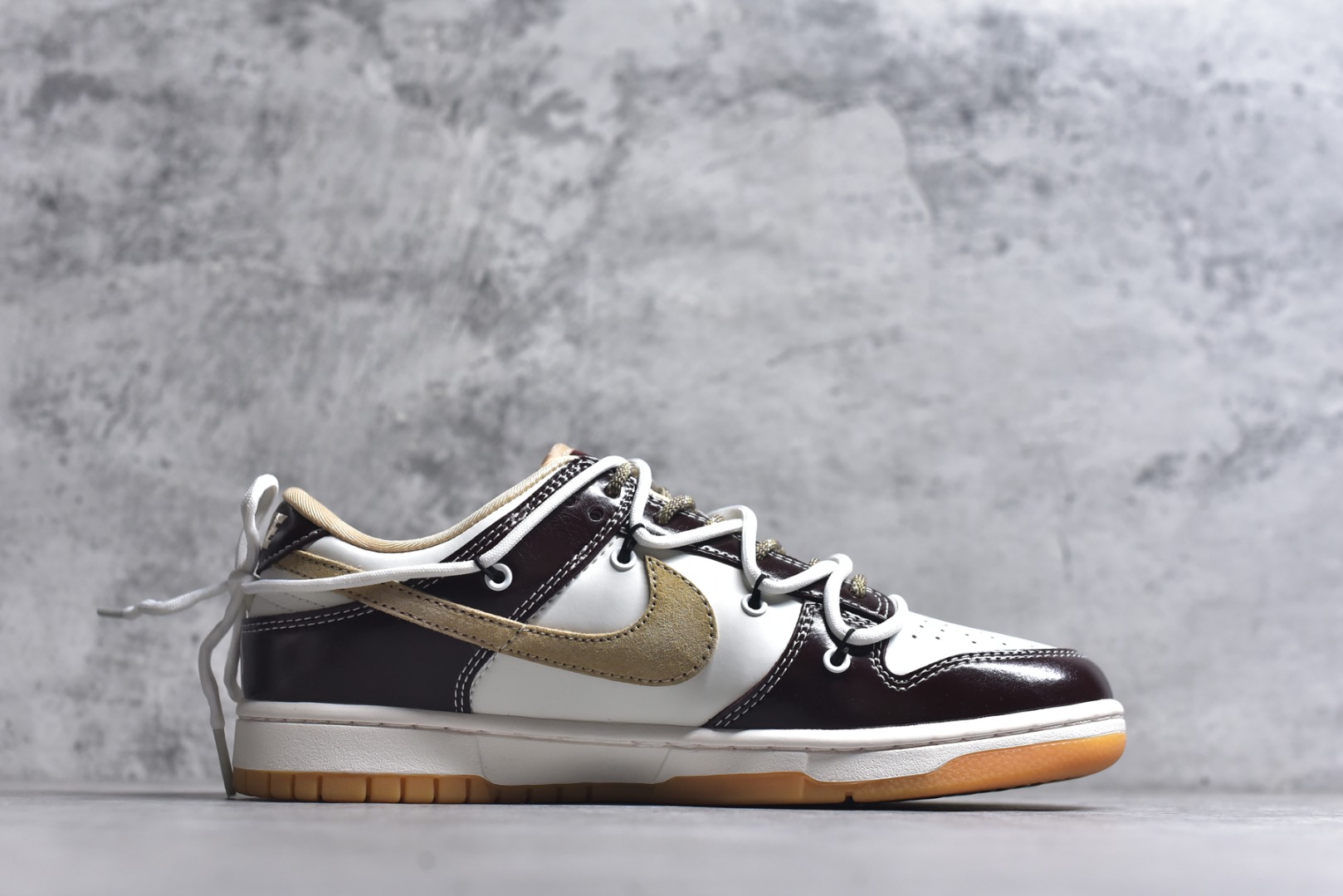 图片[3]-#2026年爆款限量发售！Nike SB Dunk Low“ 马年限定—米黑绑绳” 周年高端定制 低帮休闲板鞋 定制鞋盒 大厂纯原品质出货 超高清洁度 皮料切割干净无任何毛边 细节完美 货号：YX5066-C90 尺码：36 36.5 37.5 38 38.5 39 40 40.5 41 42 42.5 43 44 44.5 45-选品中心