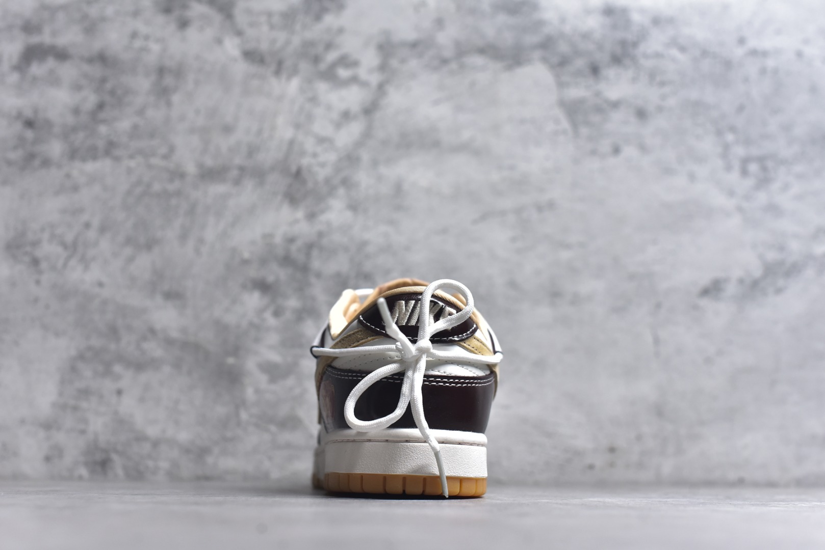 图片[5]-#2026年爆款限量发售！Nike SB Dunk Low“ 马年限定—米黑绑绳” 周年高端定制 低帮休闲板鞋 定制鞋盒 大厂纯原品质出货 超高清洁度 皮料切割干净无任何毛边 细节完美 货号：YX5066-C90 尺码：36 36.5 37.5 38 38.5 39 40 40.5 41 42 42.5 43 44 44.5 45-选品中心